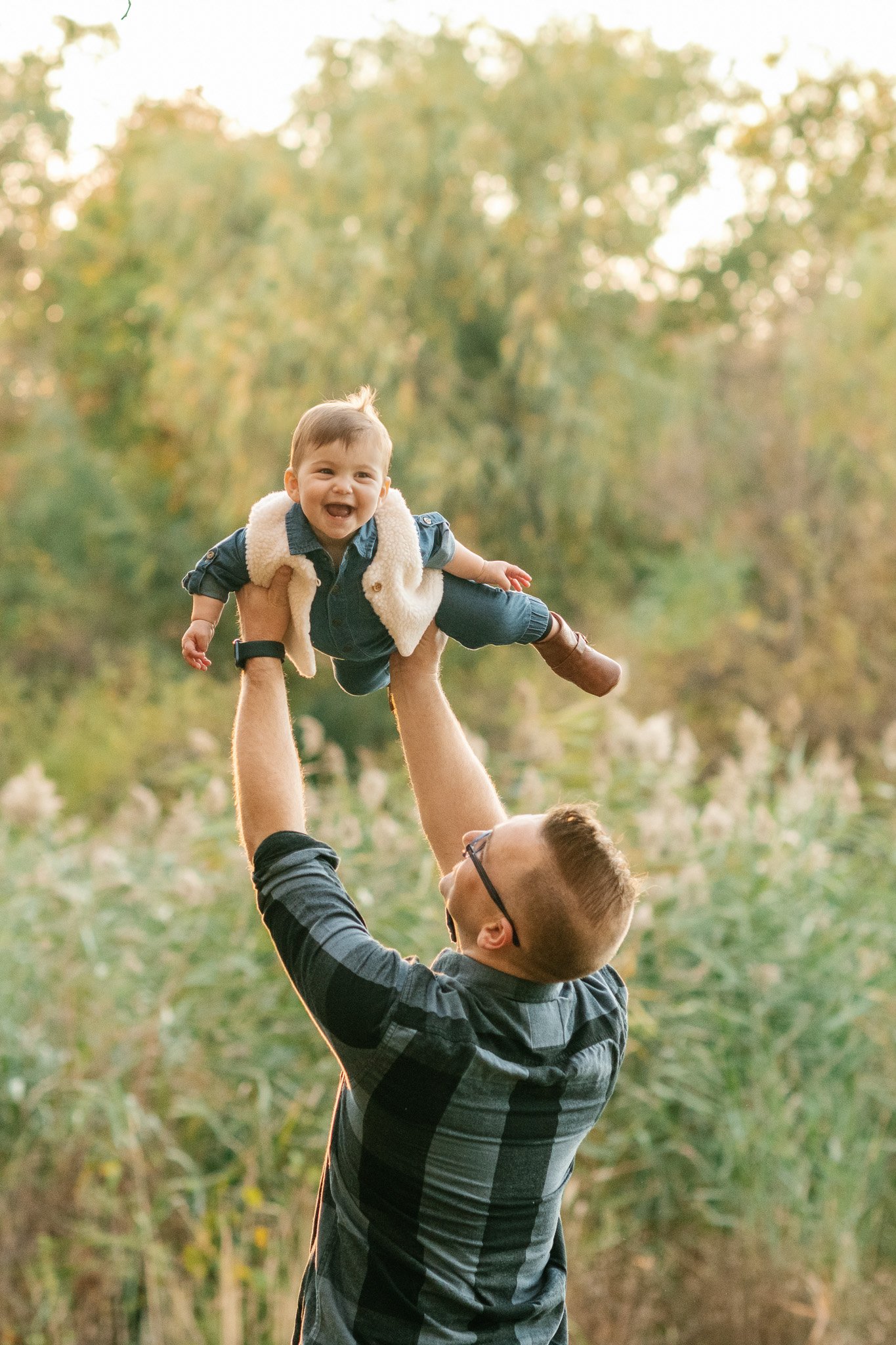  A New Jersey photographer captures an authentic smile of a baby playing with her dad by Nicole Hawkins Photography. authentic pics #NicoleHawkinsPhotography #NicoleHawkinsFamily #fallfamilyphotos #fallphotos #familyphotographerNJ #NJfallfamilypics 