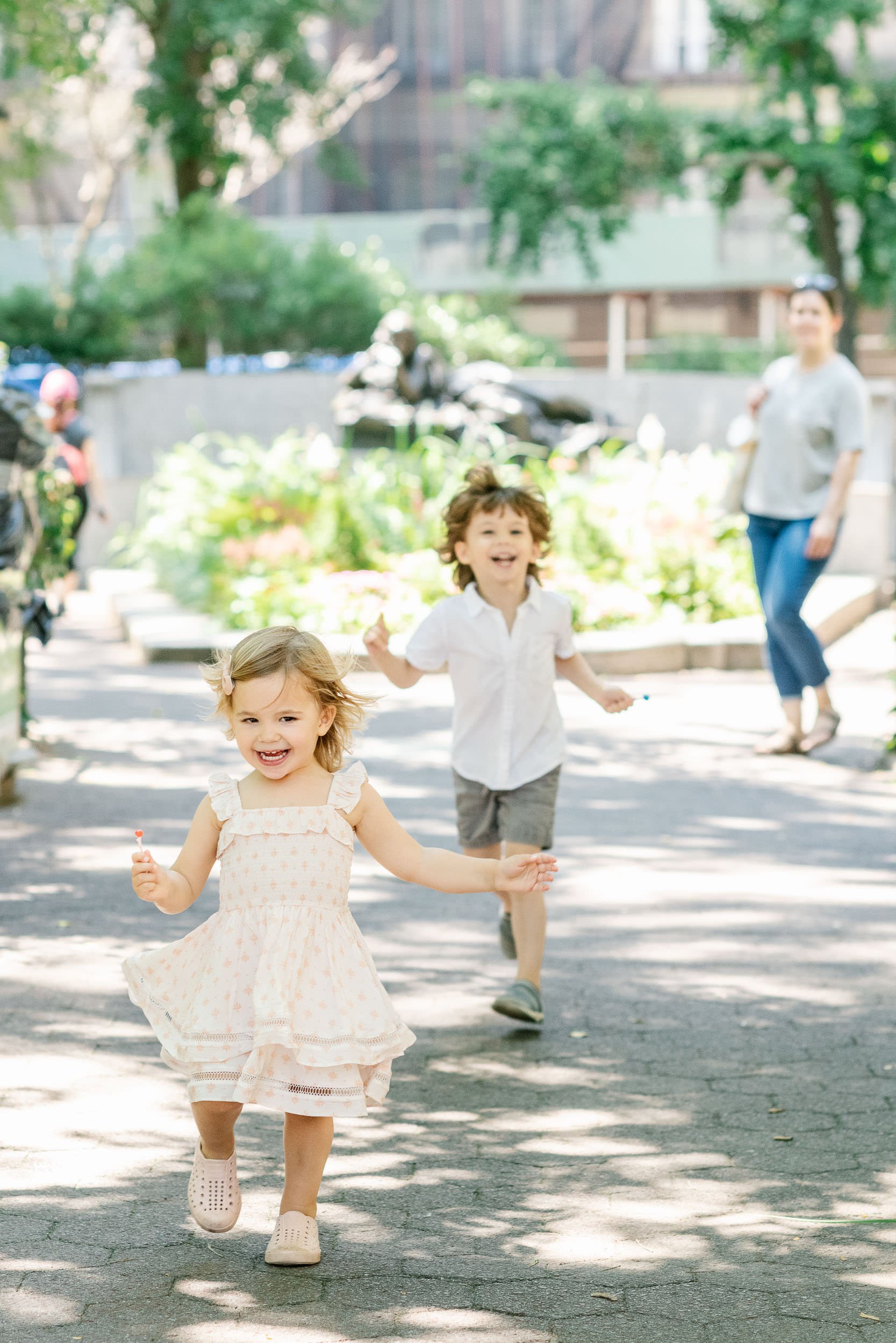  Children playing at a park in NYC and running around by Nicole Hawkins Photography. children playing NYC #NicoleHawkinsPhotograaphy #NicoleHawkinsChildren #NewYorkPortraits #KidsinNewYork #ChildrensPortraits #lifestyleportraits 