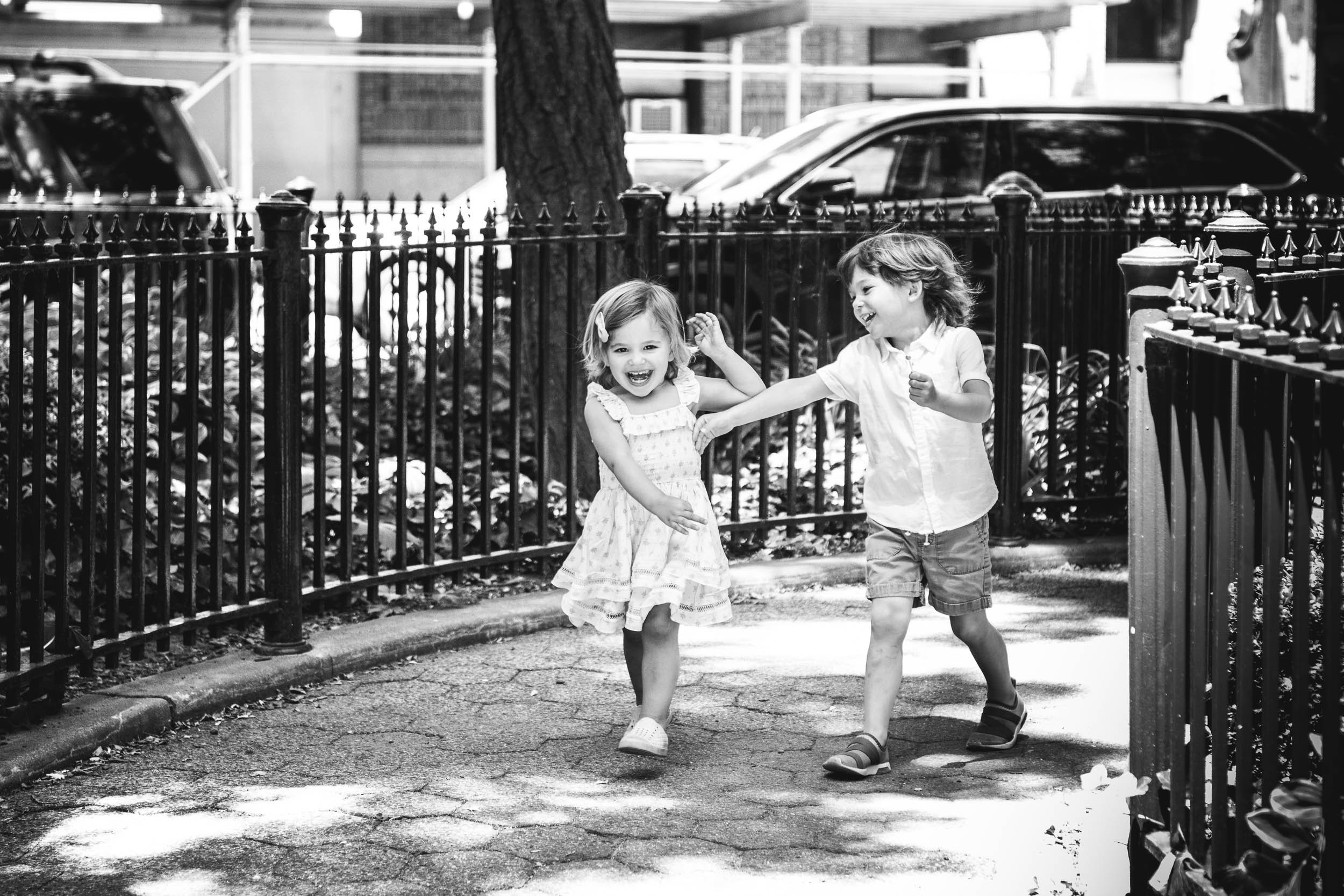  Modern black and white portrait of kids playing at a park in NYC by Nicole Hawkins Photography. NYC photos #NicoleHawkinsPhotograaphy #NicoleHawkinsChildren #NewYorkPortraits #KidsinNewYork #ChildrensPortraits #lifestyleportraits 