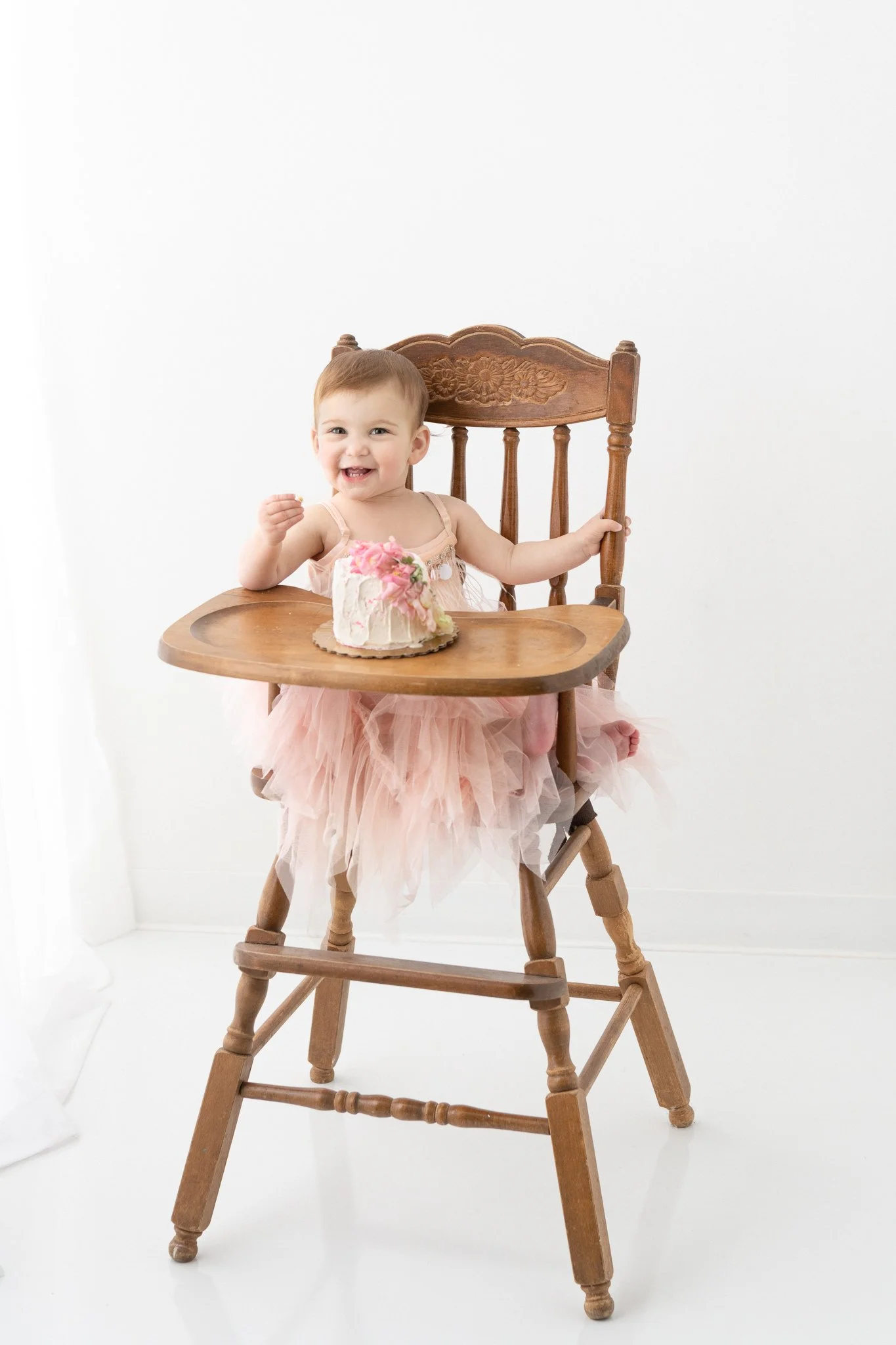  Nicole Hawkins Photography captures a little girl wearing a flapper-style dress sitting in a high chair. flapper baby dress high chair birthday tutu #NicoleHawkinsPhotography #NicoleHawkinsBabies&amp;Children #FirstBirthdayPhotography #StudioPhotogr