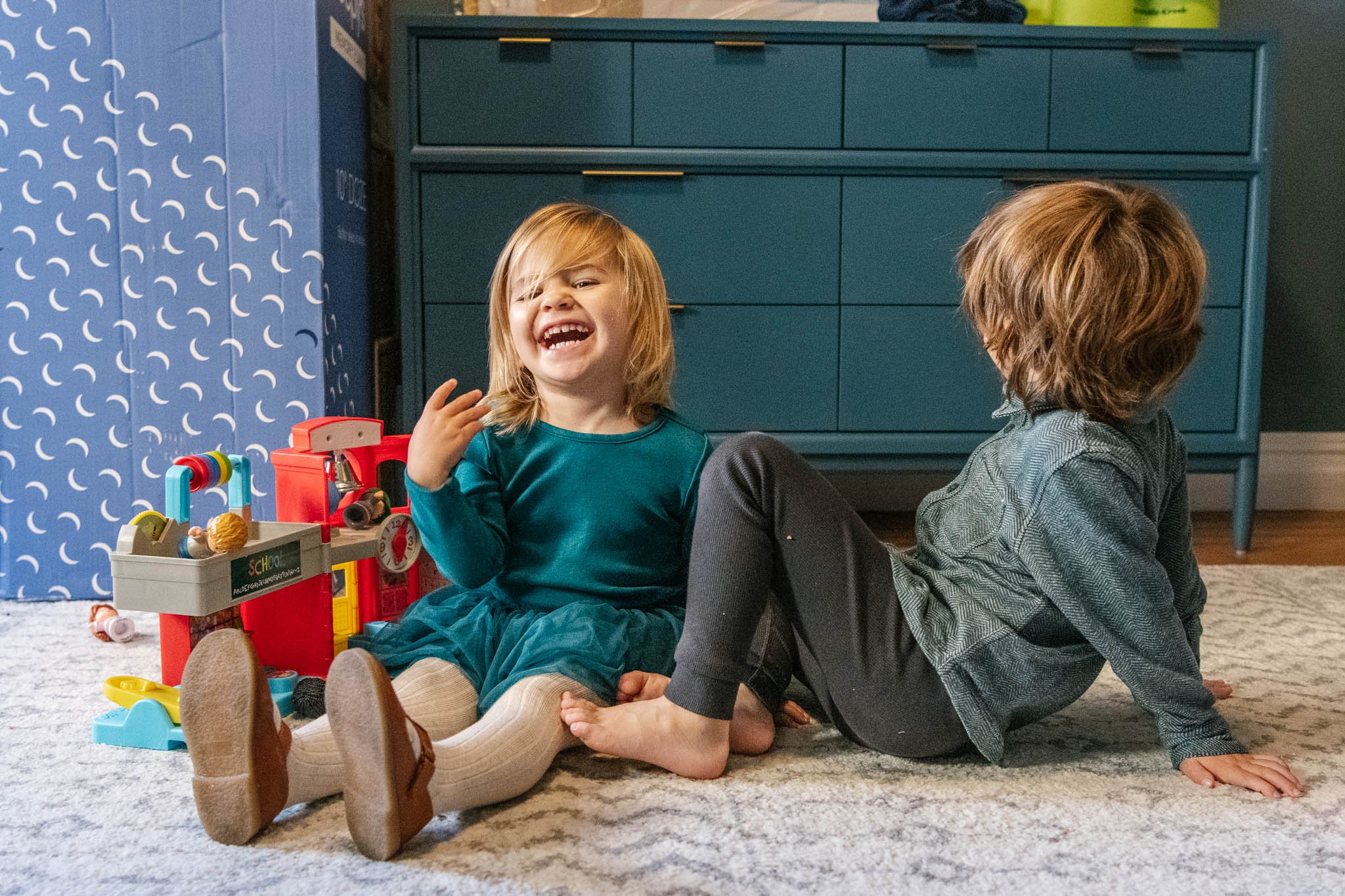  Nicole Hawkins Photography captures a candid moment between sibling playing and laughing in their bedroom. candid sibling pictures kids playing portraits #NicoleHawkinsPhotography #NicoleHawkinsFamilies #NJphotographers #familyphotos #CentralParkPho