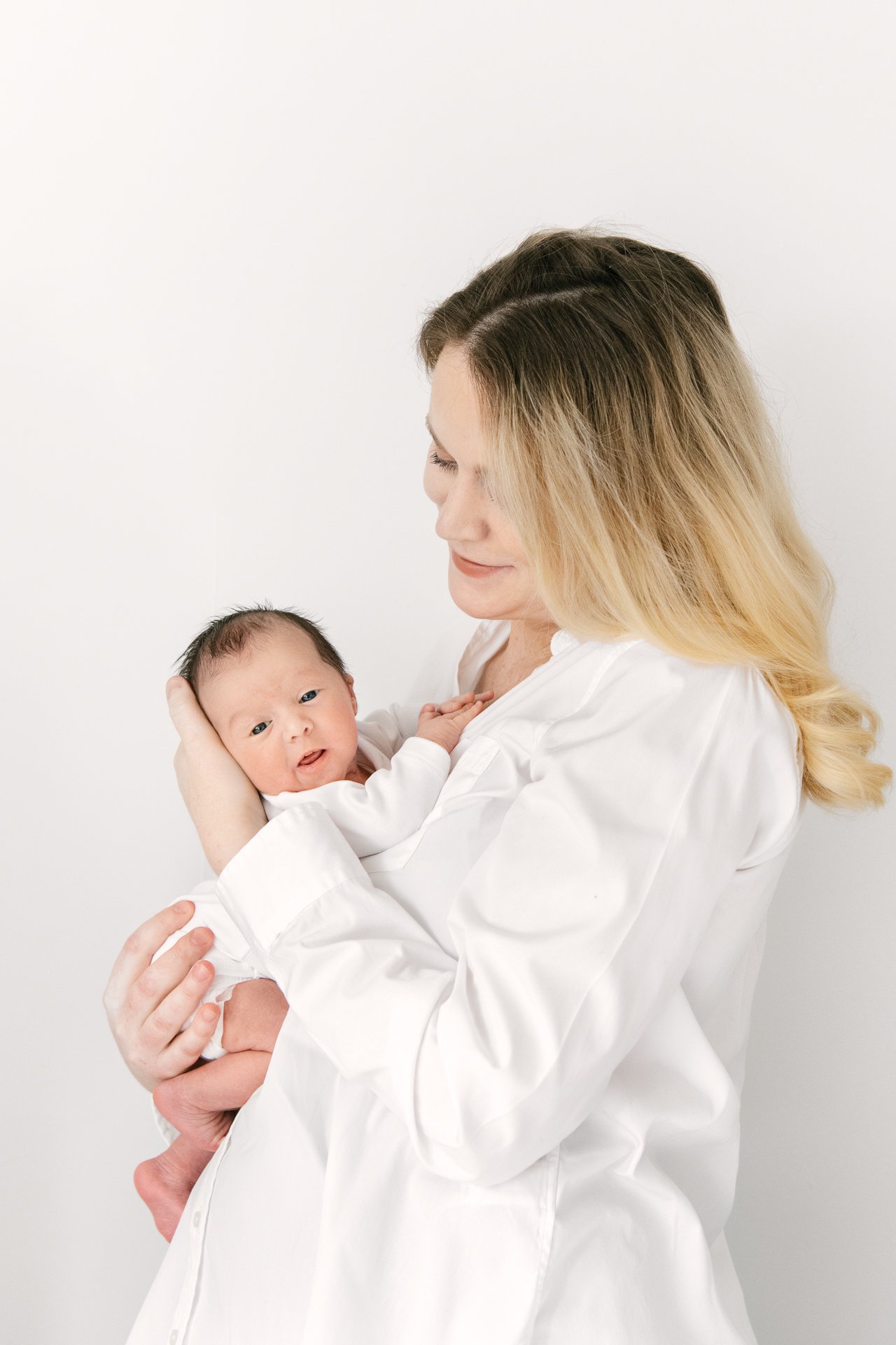  Nicole Hawkins photography has the areas that will be used during photographing prepared before clients arrive and an order of poses in mind so that families and photographer can work with the baby’s schedule and mood.&nbsp; #twinnewbornsessions #Ni