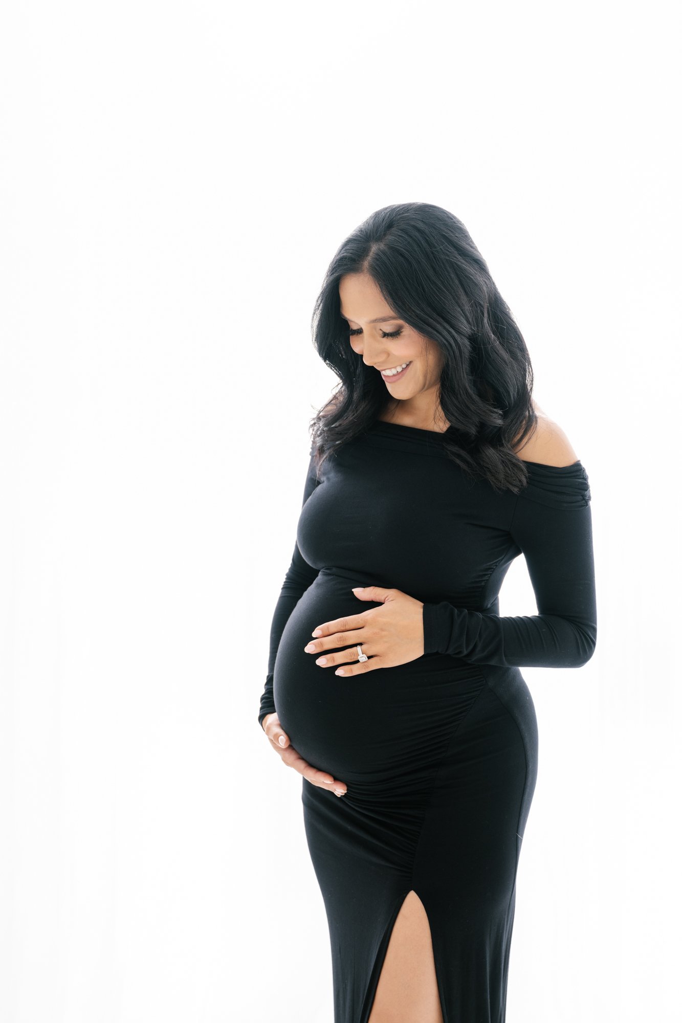  Nicole Hawkins Photography is a New Jersey and New York photographer who loves capturing the beauty of pregnancy. #southorange #newjerseyphotographers #maternitysession #maternityposeinspo #studiophotography #formalmaternitystyle #casualmaternitysty