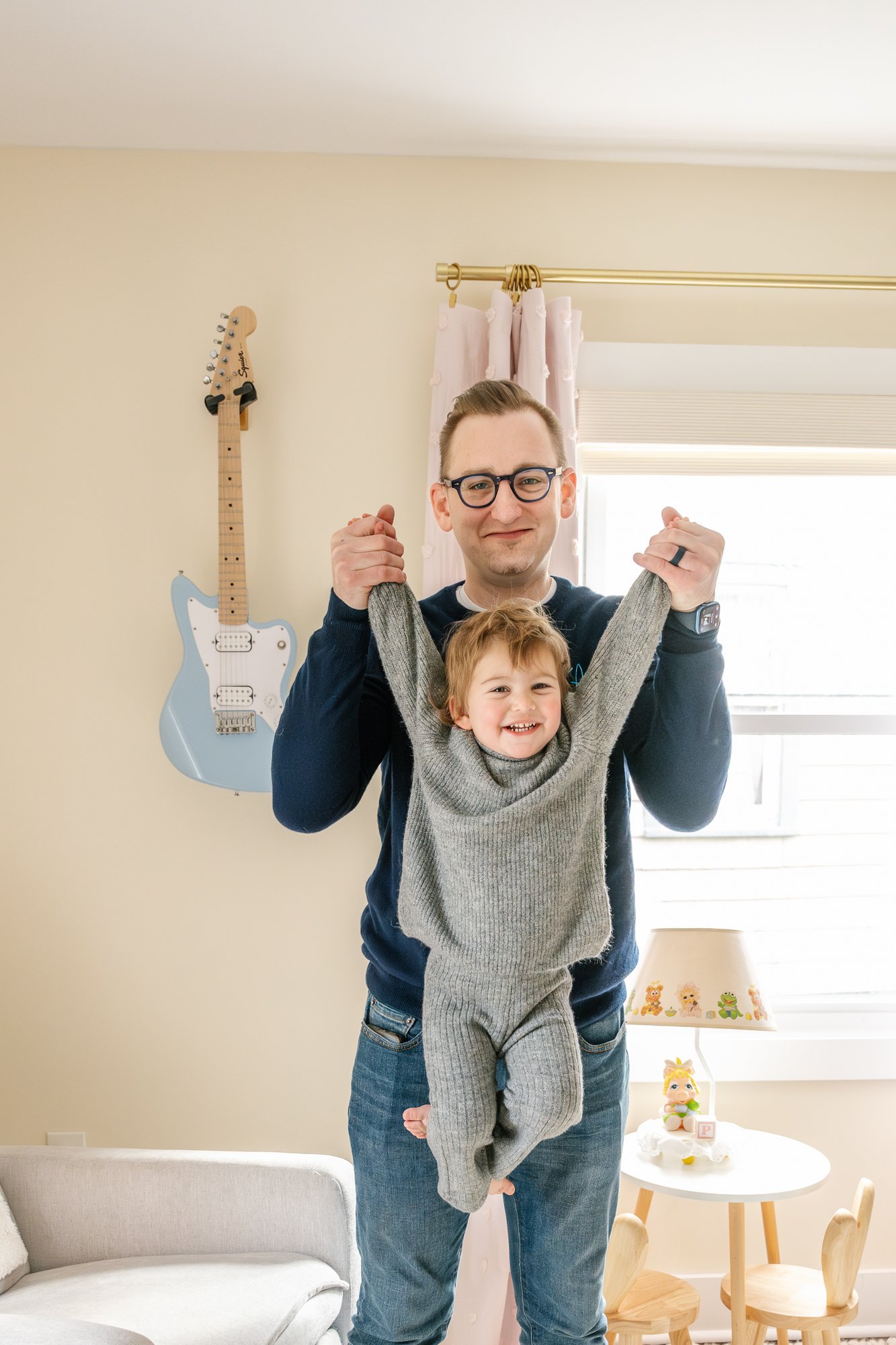   Dad playing with son during casual family photos at home. Casual family portrait poses family photo inspiration father son pose inspiration #UnionCountyFamilyPhotographer #PassaicCountyFamilyPhotographer #NorthernNewJerseyFamilyPhotographer #Northe