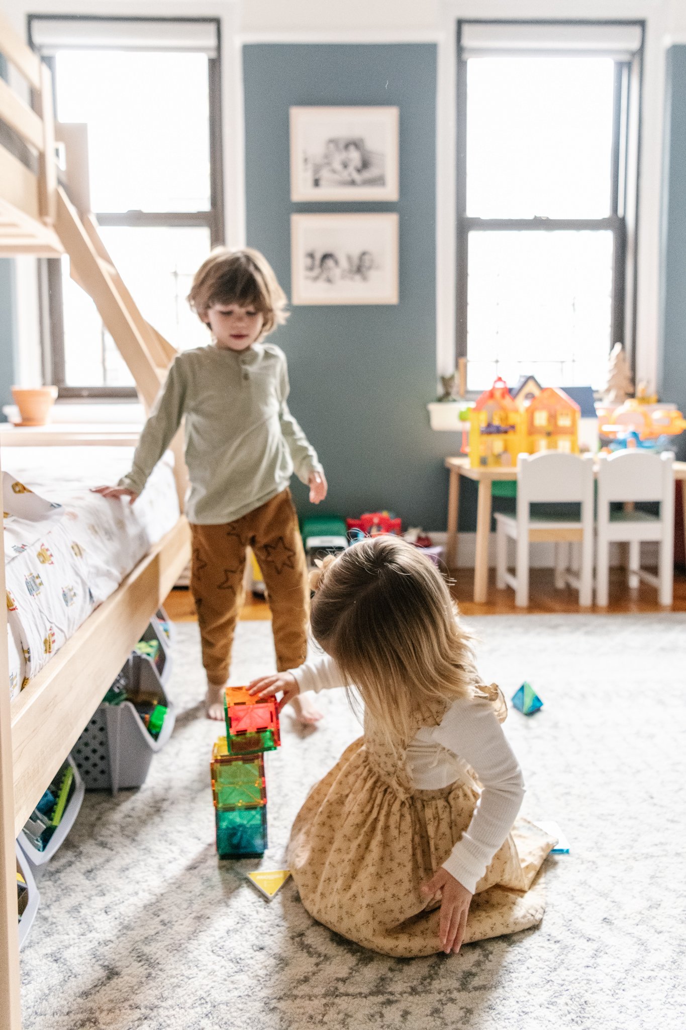   Casual at-home sibling portrait of kids playing in a bedroom. Casual family photoshoot inspiration at home lifestyle photos ideas casual brother sister portraits #UnionCountyFamilyPhotographer #MorrisCountyFamilyPhotographer #NorthernNewJerseyFamil