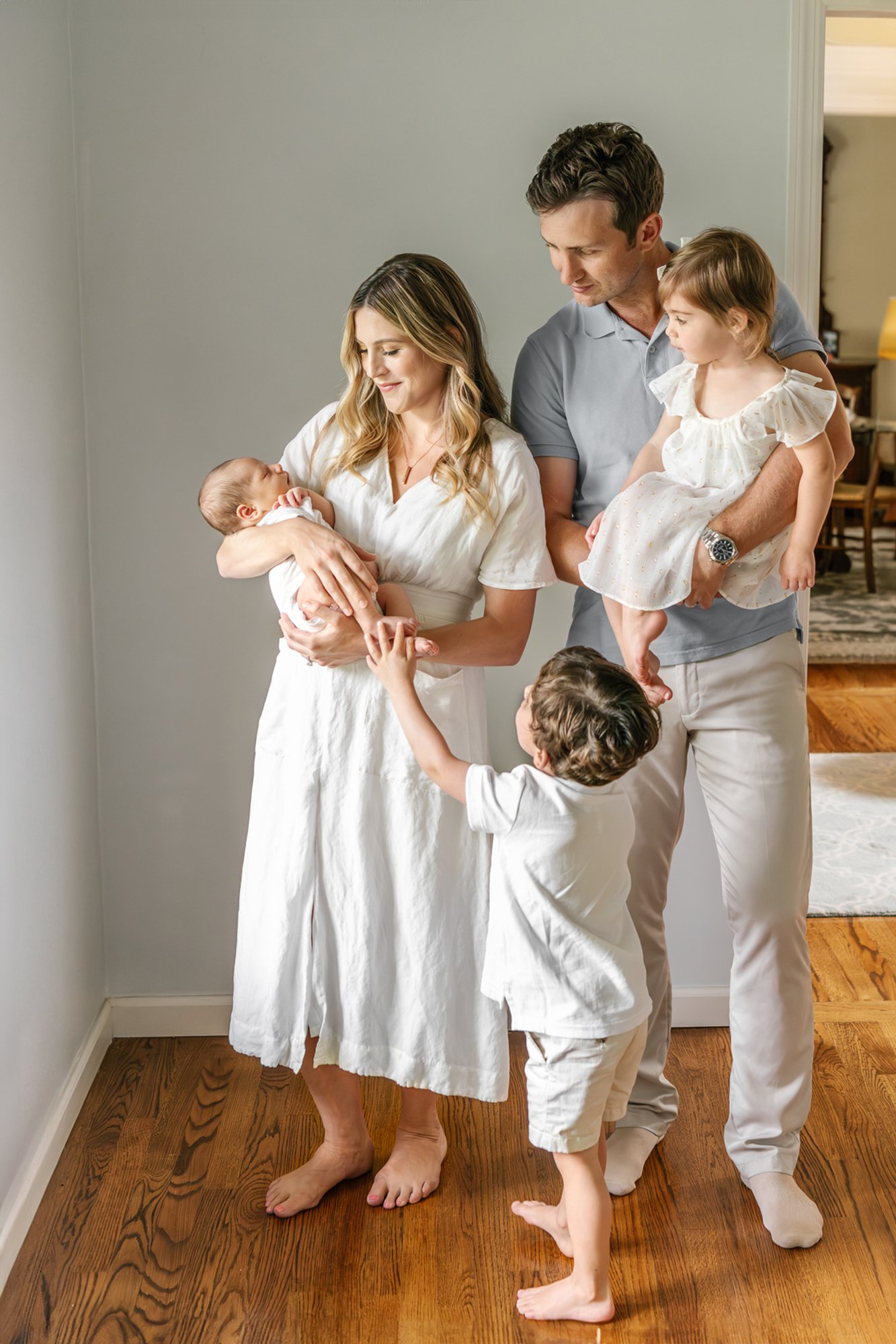   Casual at home newborn photoshoot with mom, dad and two siblings. Family photo pose ideas with newborn casual family photoshoot ideas #UnionCountyFamilyPhotographer #MorrisCountyFamilyPhotographer #NorthernNewJerseyFamilyPhotographer #NorthernNewJe