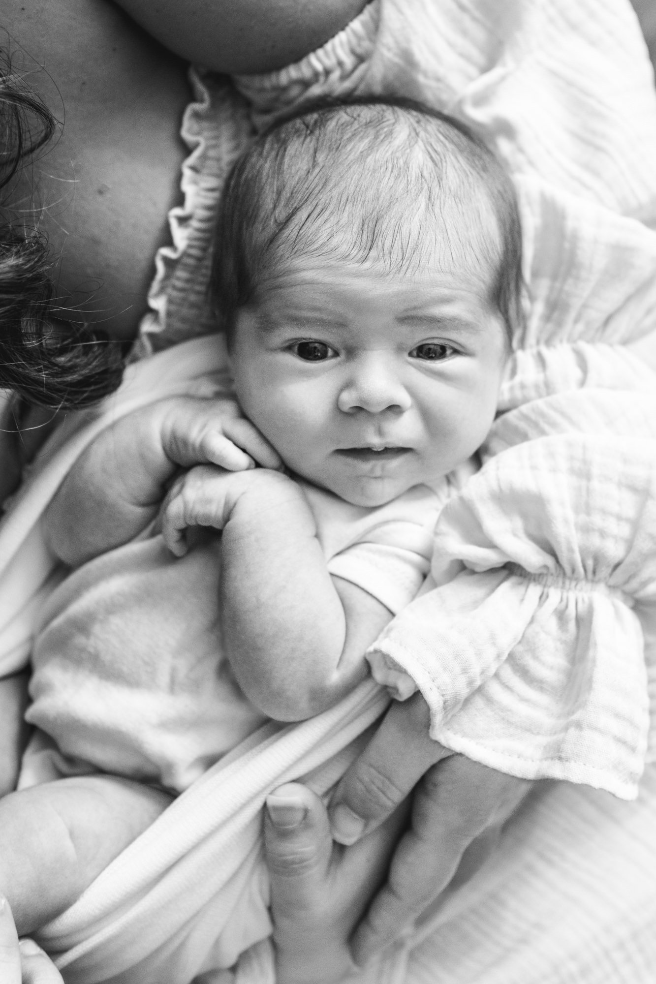  New Jersey-based photographer, Nicole Hawkins shares the pros and cons of studio vs in-home newborn sessions. Tips newborn northern NJ babies professional document #njnewbornphotographer #newbornstudiophotography #newbornhomesession #manhattanbabyph