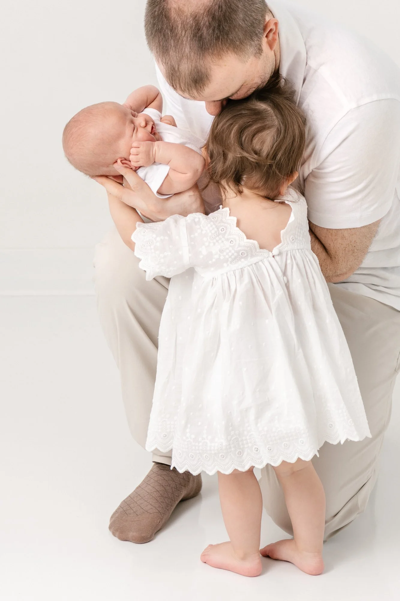  Family photos are a reminder of the good parts of your life like the moments you introduce a new family member and those precious moments. Siblings family memories remember blessings #northernnewjerseyphotographers #manhattanfamilyphotographer #enjo