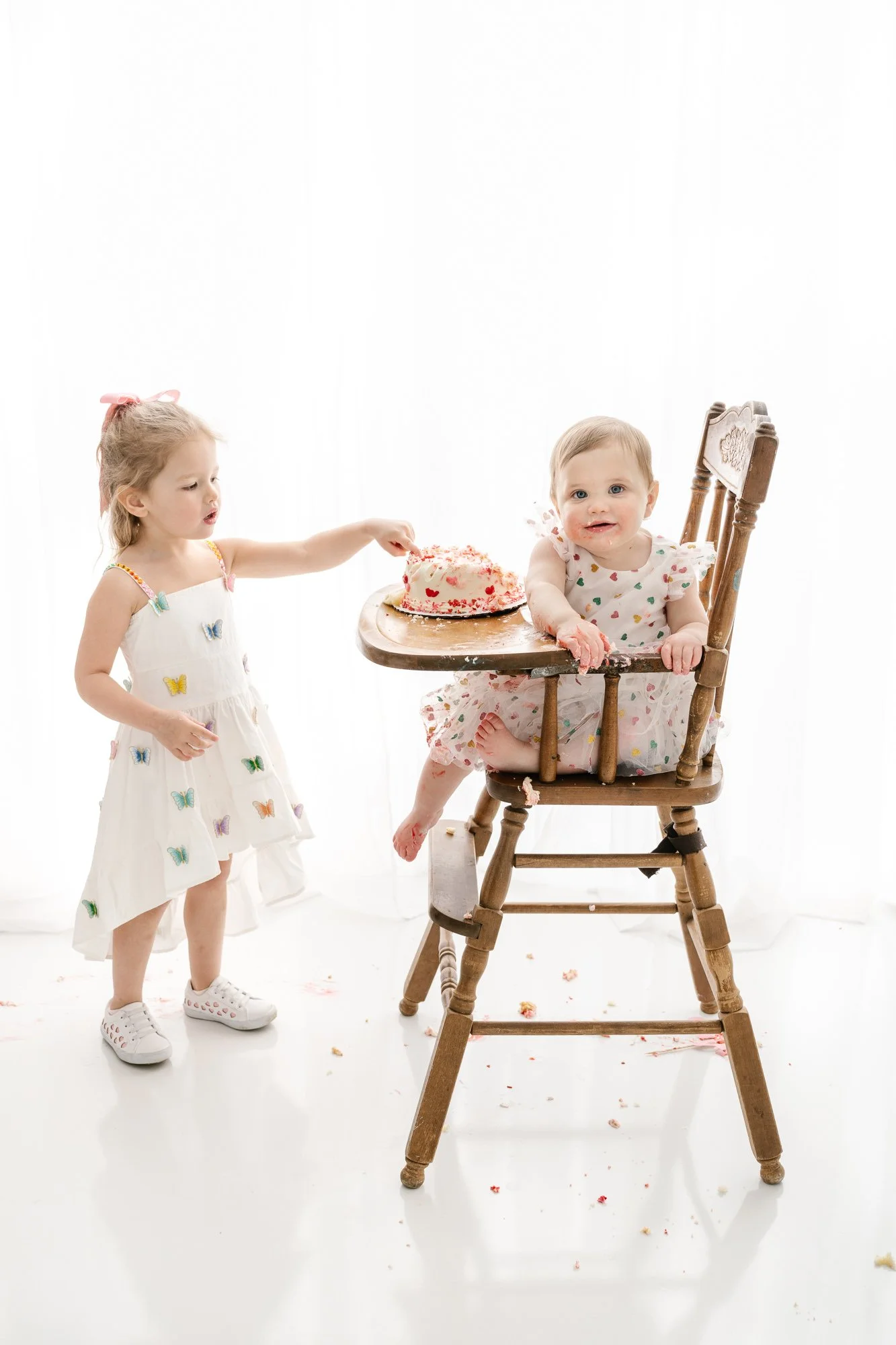  Capturing your kid's interaction from newborn on with annual photos is a great way to document their relationship year after year. Northern New Jersey siblings connection memories #siblingphotography #NYCfamilyphotographer #BergenCountyMoms #manhatt