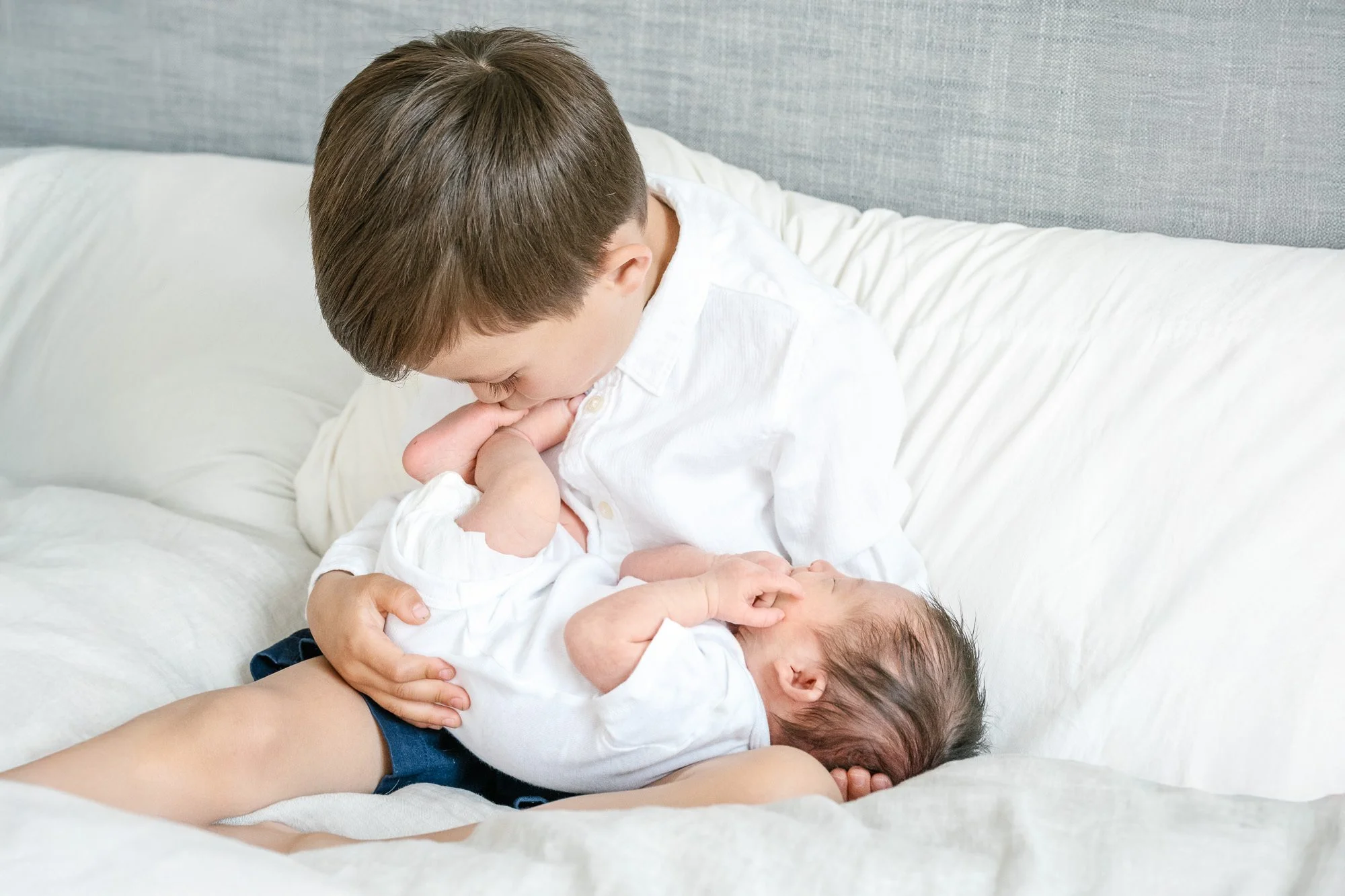newborn_lily_in_home_sesion_with_pup-2.jpg