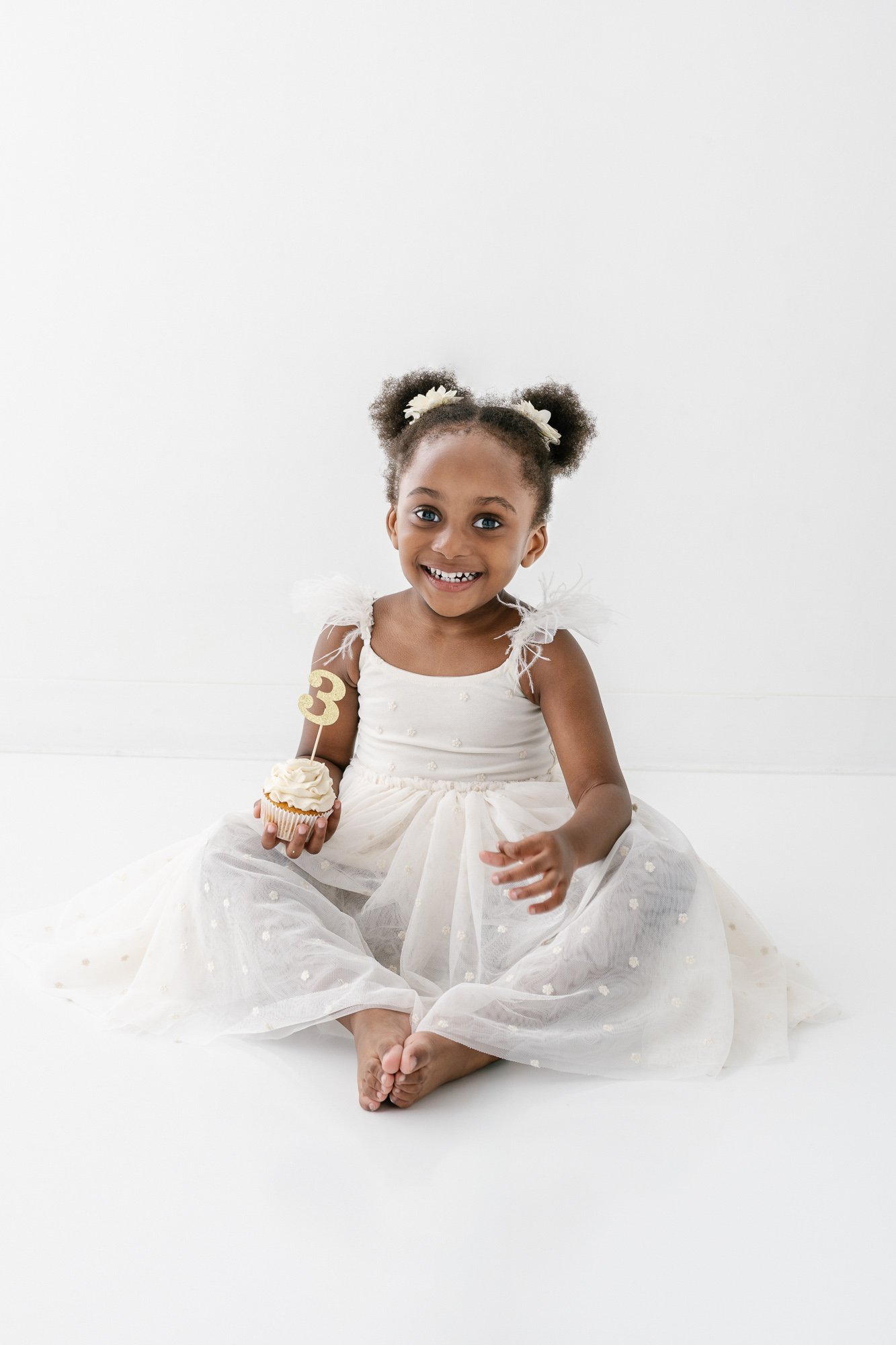 Third_birthday_studio_portrait_cupcake-1.jpg