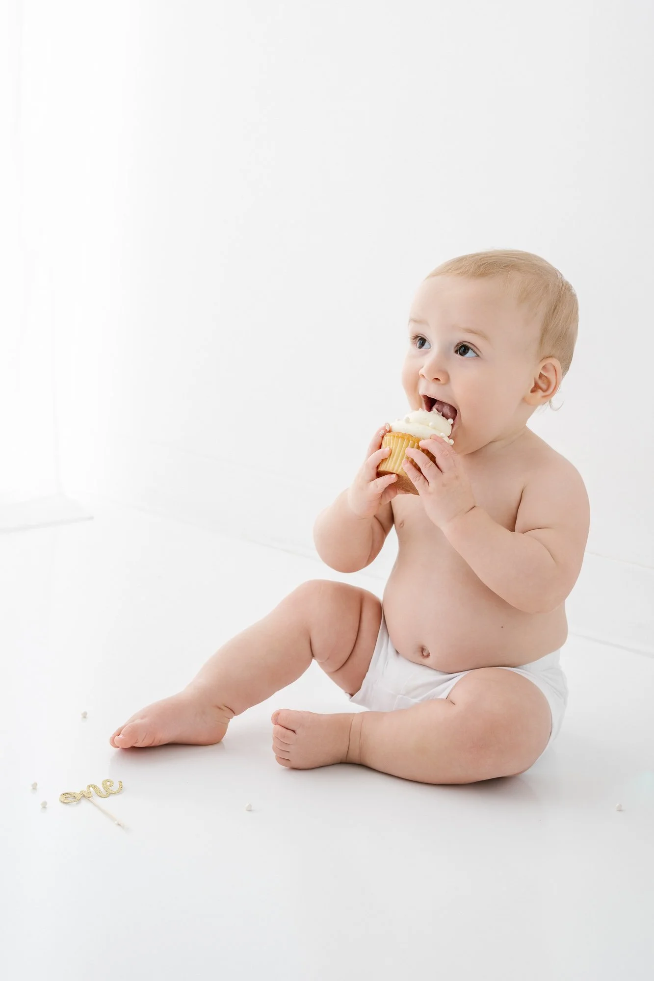 minimalist-first-birthday-studio-portaits-cupcake-53.jpg