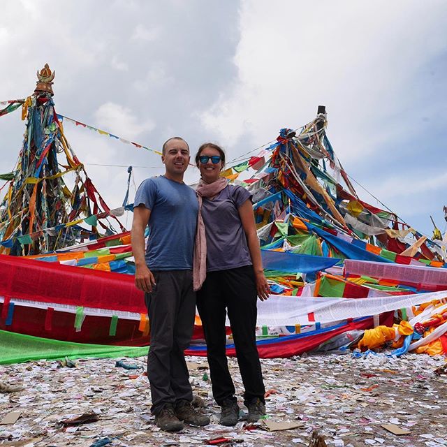 We were so excited to turn the final bend at 3400m and see hundreds of prayer flags flapping in the wind as we approached our first pass on the Tibetan plateau! Such a beautiful sight made the final hundred meters so much for easier 🚴🏾🚴&zwj;♀️🙂
.