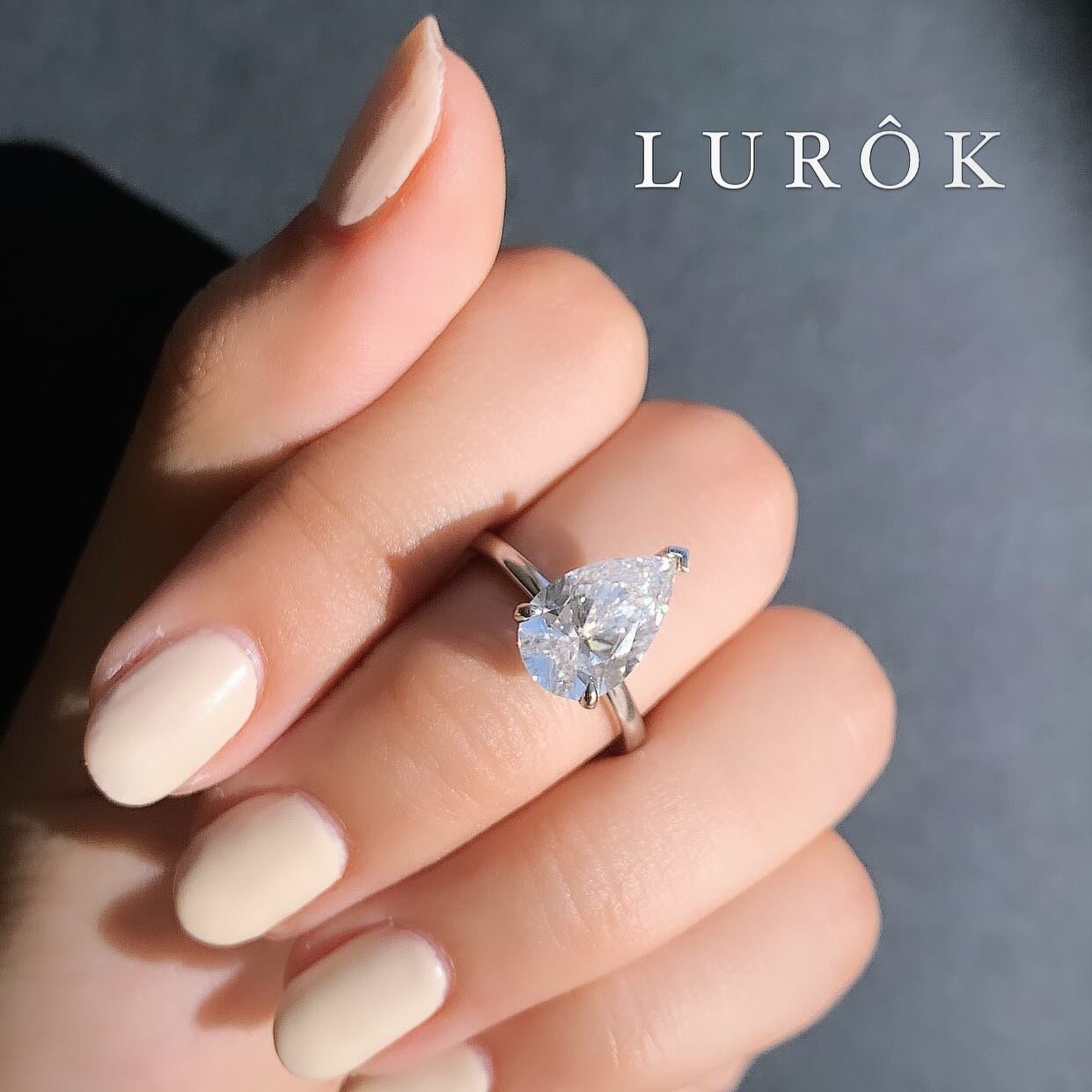 DIAMOND 💎 The Traditional Birthstone for April 🤍 
.
.
.
#diamond #diamondring #finejewelry #goldjewellery #jewelrydesigner #diamonds #engagement #engagementring #bridal #bridaljewellery #luxury #luxuryjewelry