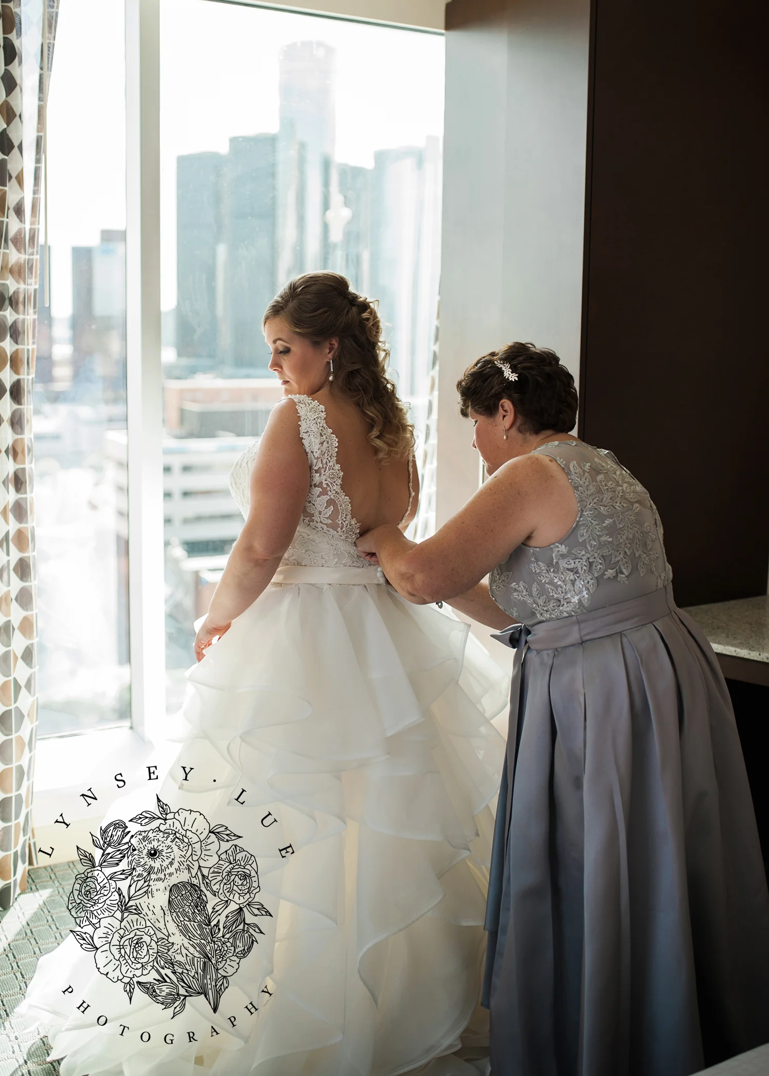 downtown detroit wedding.jpg