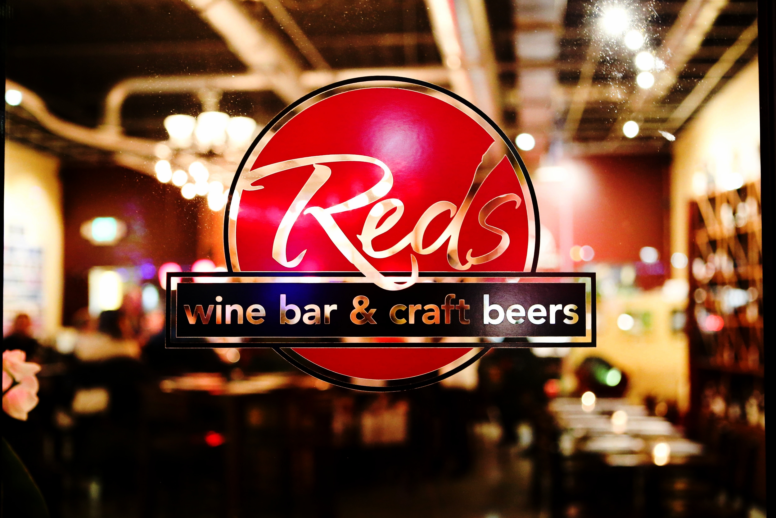 Mod skrædder beskyldninger Reds Wine Bar