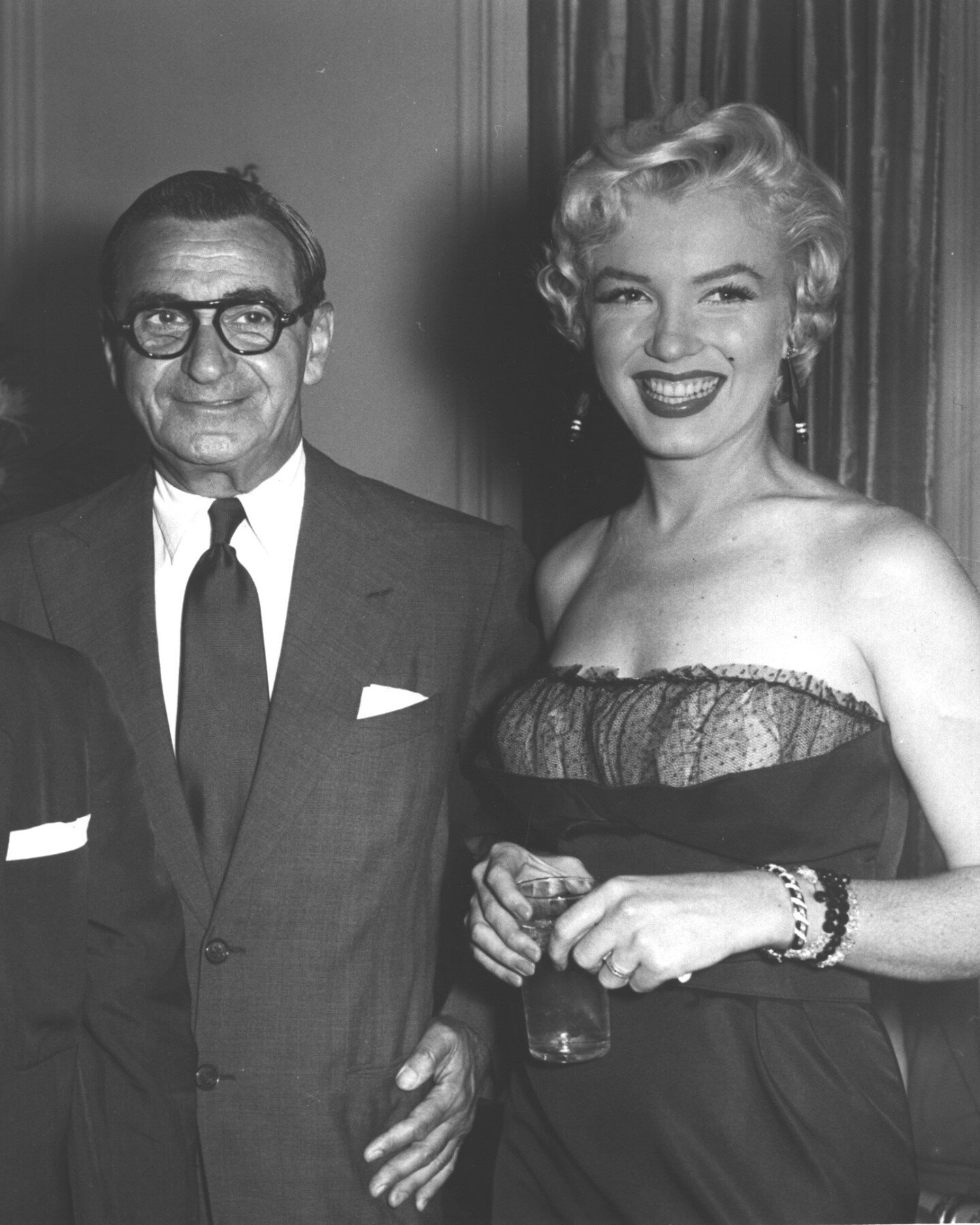 #FlashbackFriday Happy belated birthday to the one and only @MarilynMonroe! Pictured here is Irving Berlin with the iconic actress at a press party in 1954. ❤️

Can you guess which Irving Berlin film Marilyn starred in that SAME year? Leave your gues