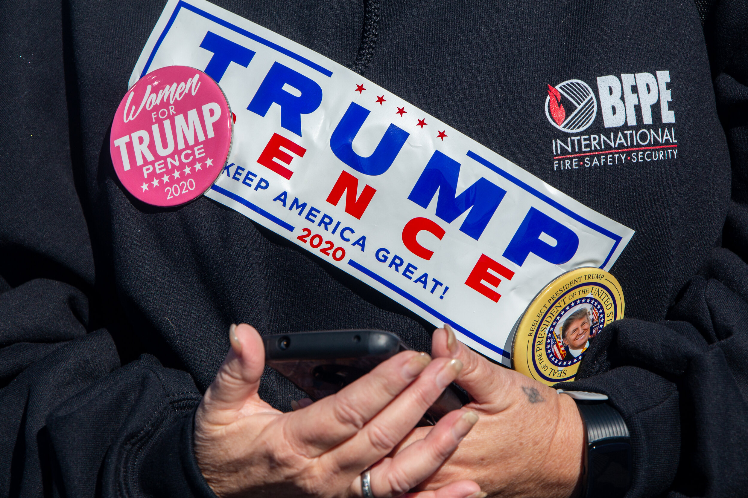  An attendee wears campaign buttons during a Make America Great Again rally with Donald Trump on Nov. 2, 2020 in Fayetteville, North Carolina. (For Bloomberg) 