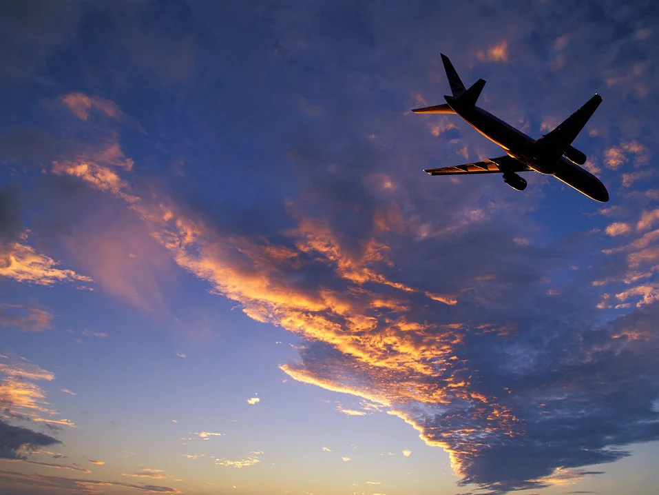 54ff1ce26450ad091fda7432_plane-flying-sunset.jpg