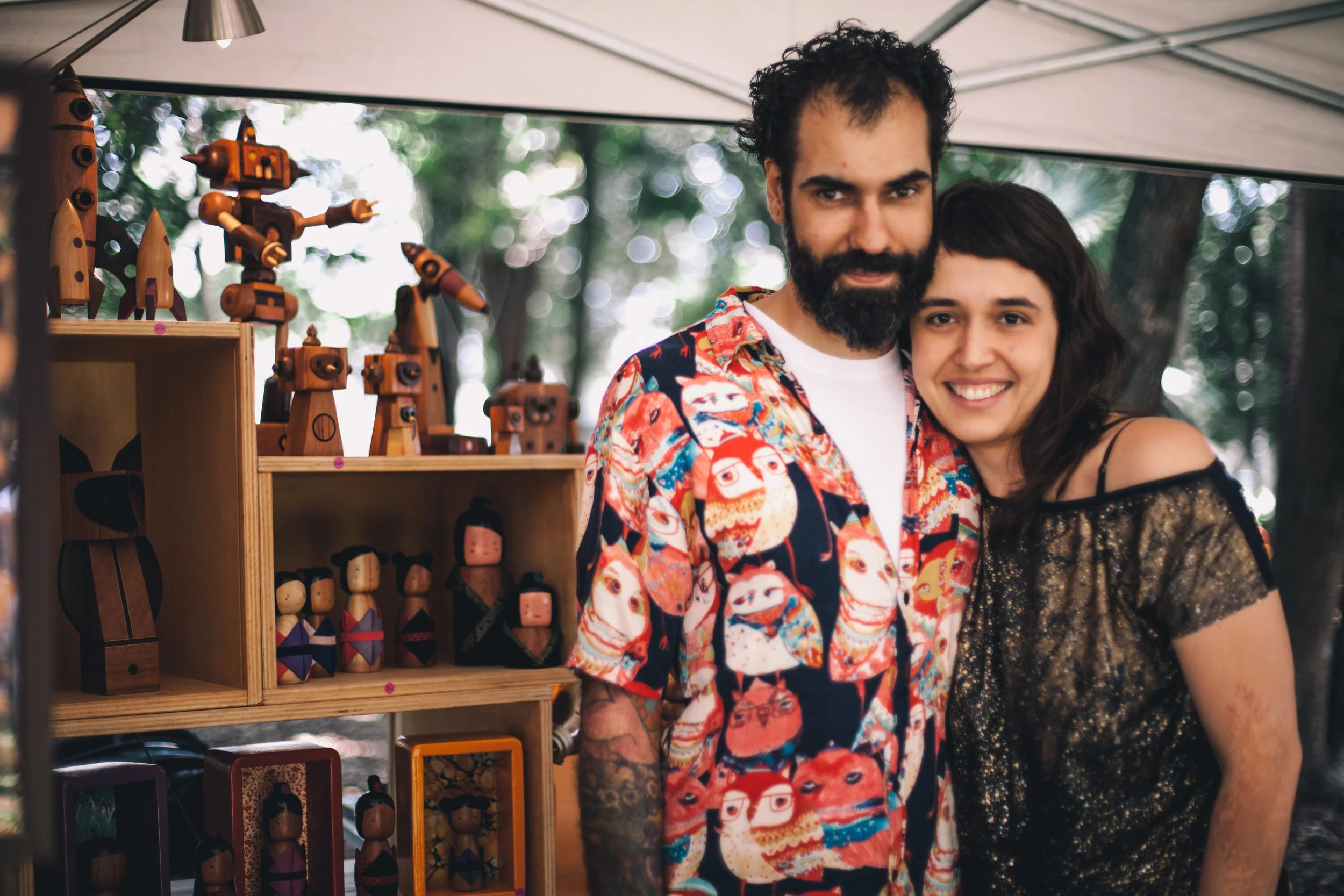 Eduardo e Natália são os artesãos por trás das peças lúdicas e exclusivas da Popoke (foto Gleice Bueno)