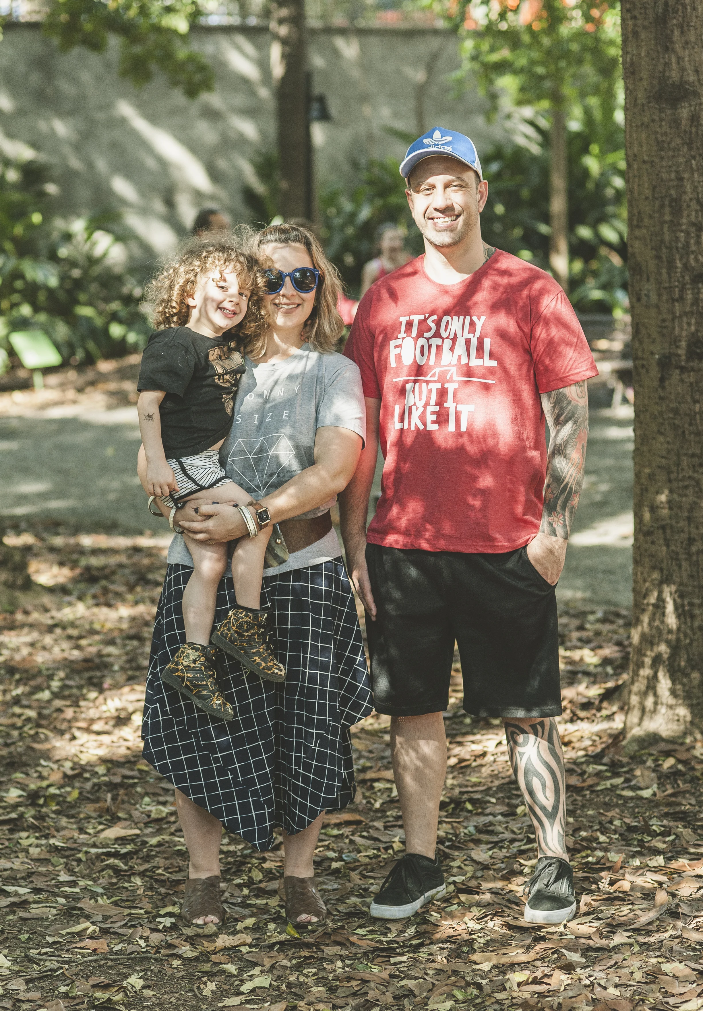Uma família de frequentadores assíduos do #ManualnoMCB. Ao lado do marido, Fred Benuce, 41, a consultora de moda infantil Gaby Roth , 36, adora levar o pequeno Lorenzo Roth, 4, para conferir os projetos artesanais e as atrações do festival. É a favor de vestir crianças sem gênero e com muita liberdade: "Sempre quero descobrir a história por trás da roupa". Em paralelo ao trabalho com moda ela toca ainda o projeto Café com Amor , que reúne a paixão pelo café com trocas sobre a maternidade.