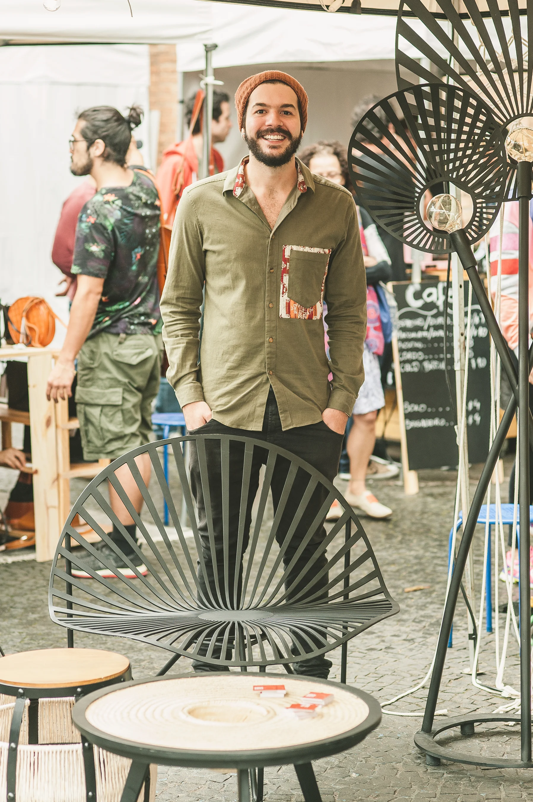 Igor Sabá expôs seu trabalho pela primeira vez no nosso festival. Cheio de talento, ele faz peças de decoração inspiradas em suas raízes. Nascido em Cariri, no Ceará, o designer enaltece um símbolo regional em seu trabalho, a folha da carnaúba, e ainda fortalece os artesãos da sua terra. “É muito bom participar de um evento com público tão consciente, que valoriza a história por trás do produto.” Seja sempre bem-vindo, Igor. <3