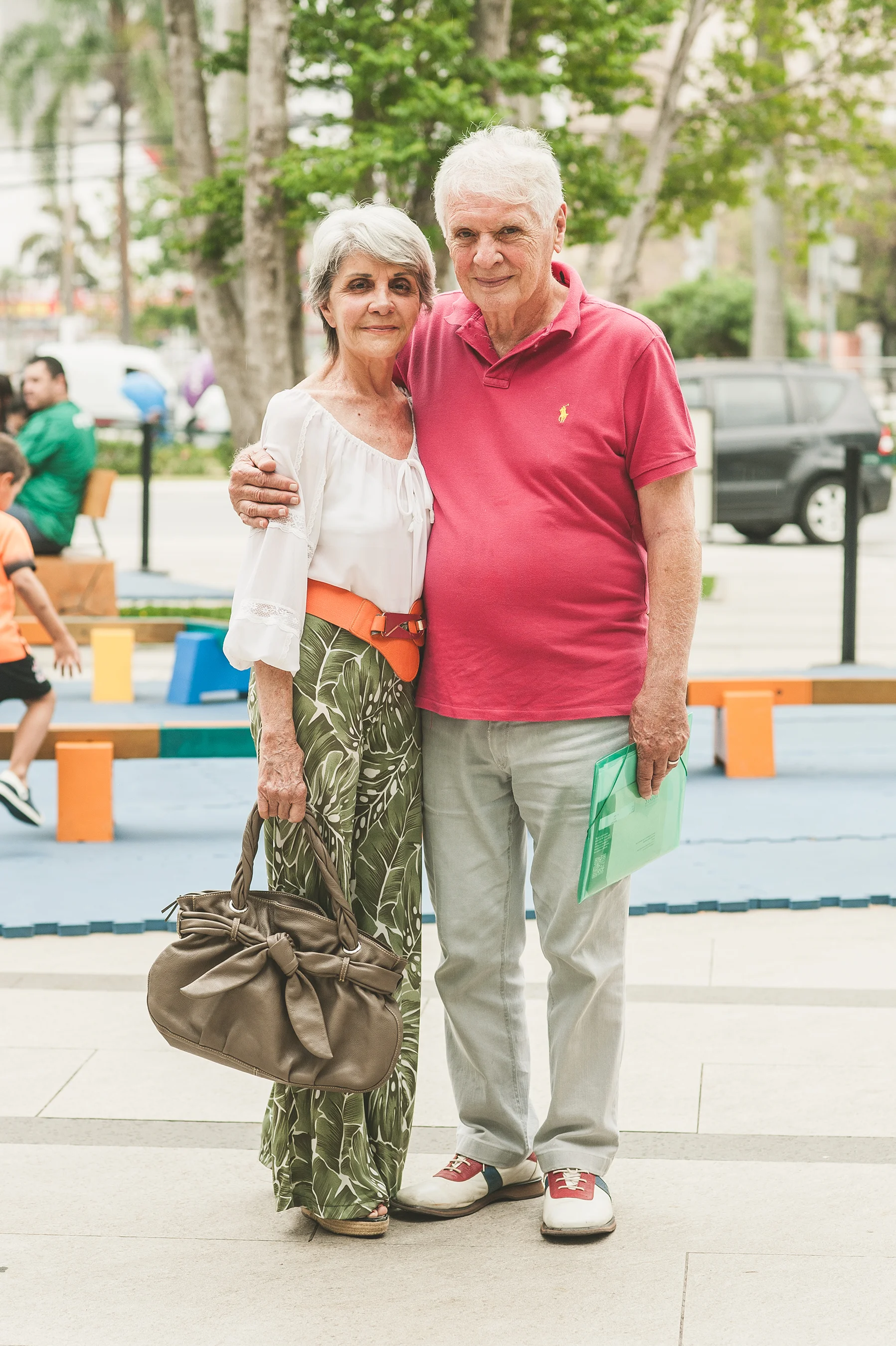Cheia de elegância, Nivea Marques foi passear no shopping a convite da filha e levou o marido, Pedro Marcino Neto . Ficou feliz de encontrar por lá o nosso festival do feito à mão cheio de peças exclusivas.