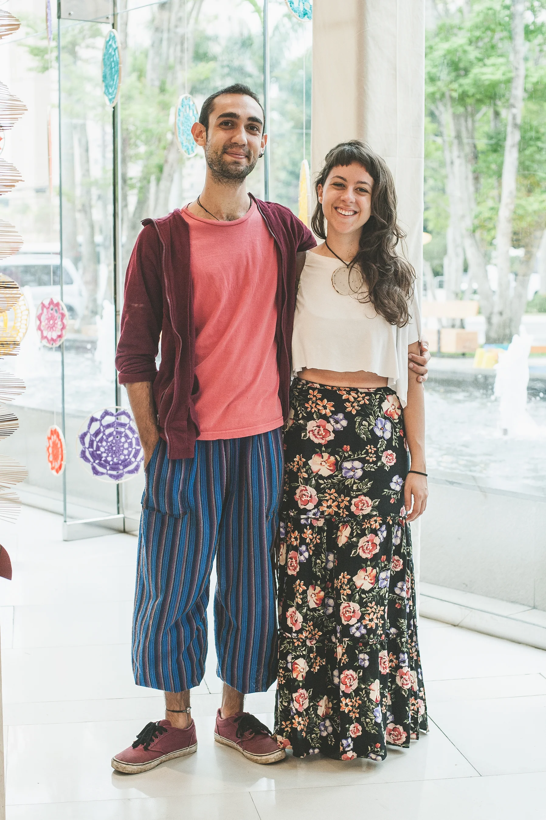 O casal formado pelo educador Pedro Ribeiro e a arquiteta Stephania Mendes já acompanha a Rede Manual e contaram que são fãs do conceito do evento. Eles buscavam um presente para uma amiga. Rodaram o shopping todo, mas só encontraram no nosso festival. <3