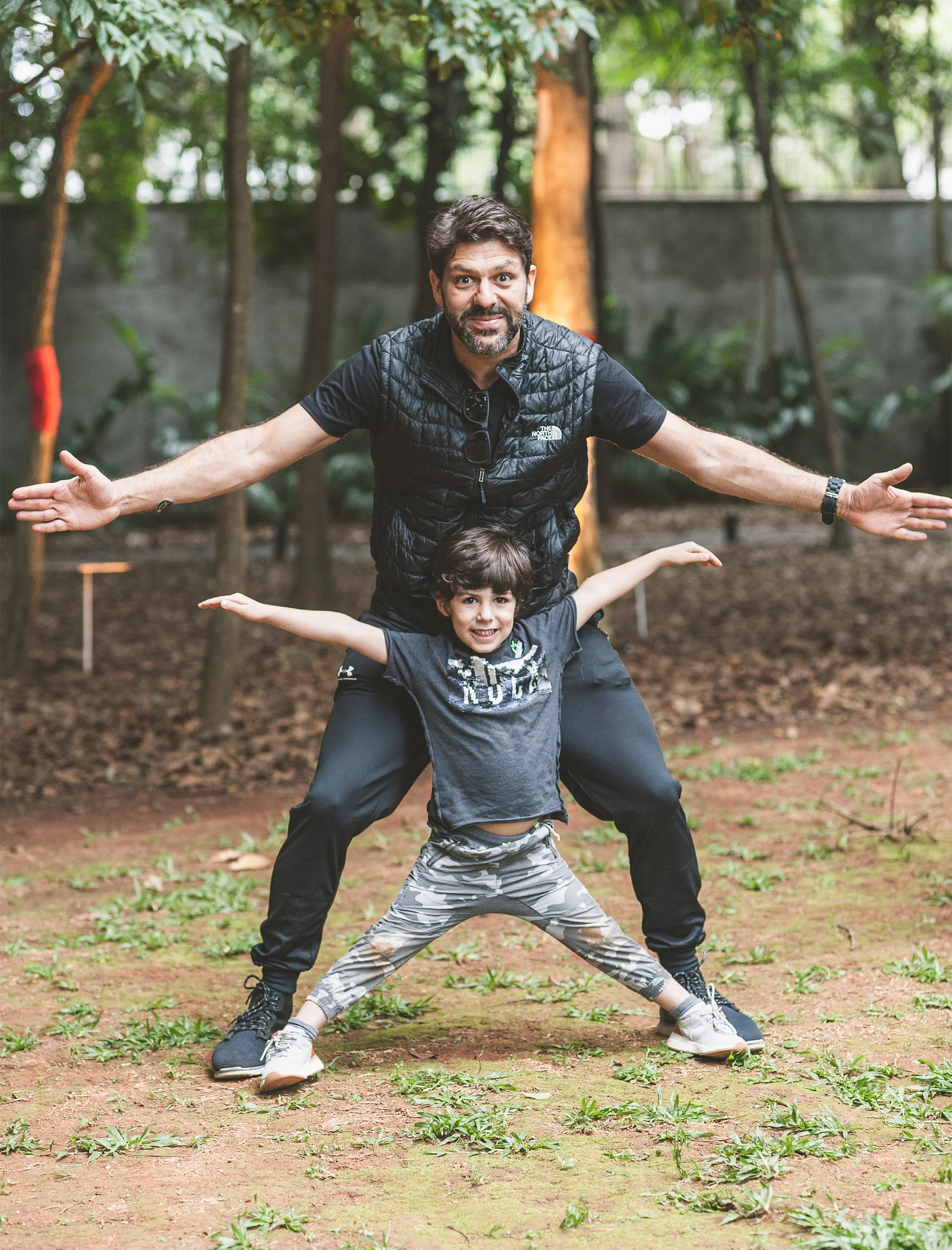 Guilherme Jahara entrou no clima da bagunça com o filho, Pedro Jahara, que não queria de jeito nenhum parar de brincar no parquinho Erê Lab.