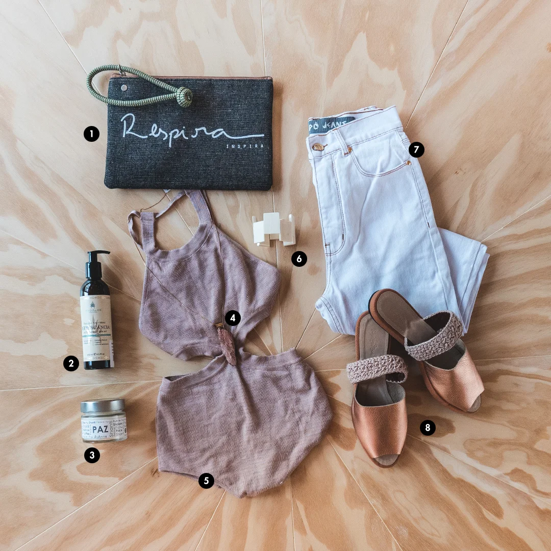 1. Clutch da Candida Specht; 2. Creme corporal da Aho Aloe; 3. Vela da Pavio de Vela; 4.Colar da Casa|MO; 5. Body da Salga Beach; 6. Pulseira da Priscinla Pini; 8. Calça da Amapô Jeans; 3. Sandália da Tangerina Moon