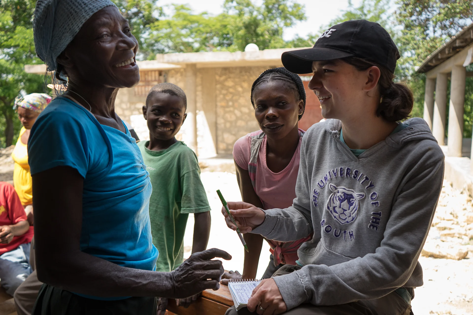 Students from Sewanee provide Payment for Ecosystem Services to family farmers.