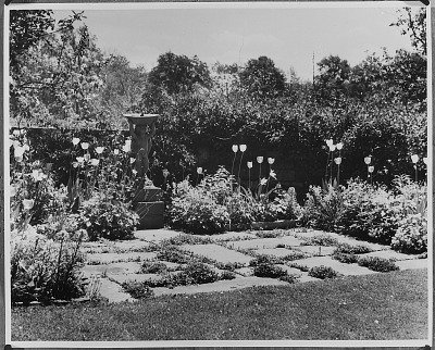 Private garden by Ellen Shipman