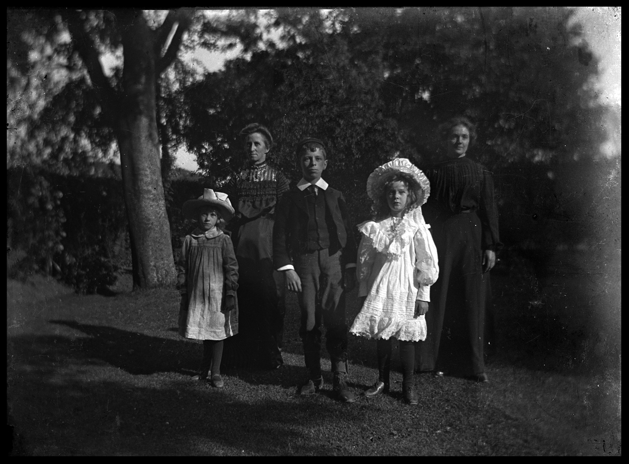 ChildrenDressedUp1900Webcopy.jpg