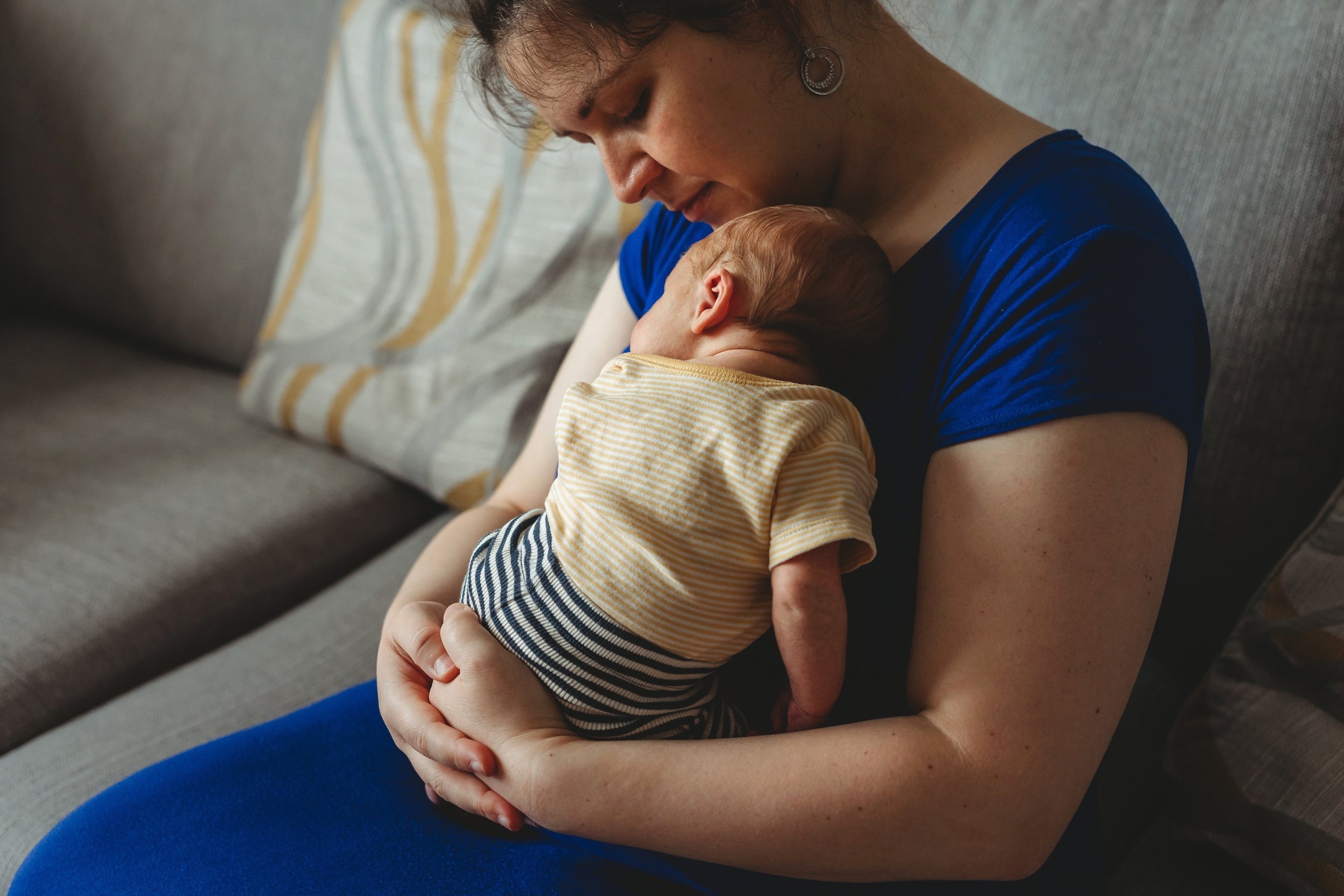 Mum+snuggling+newborn+baby.jpg