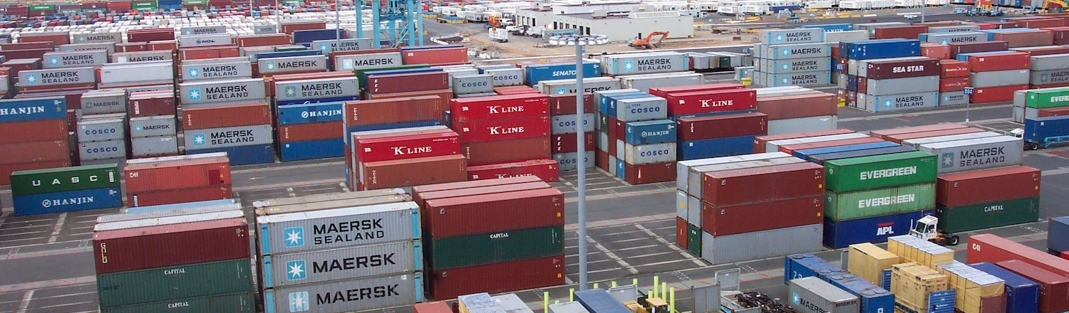 Line3174_-_Shipping_Containers_at_the_terminal_at_Port_Elizabeth,_New_Jersey_-_NOAA.jpg