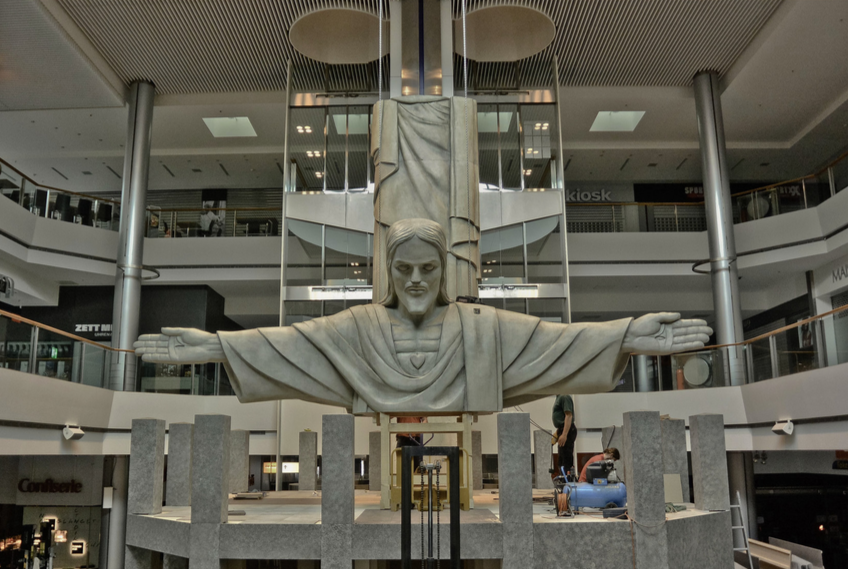Cristo getting put together in the shopping mall.