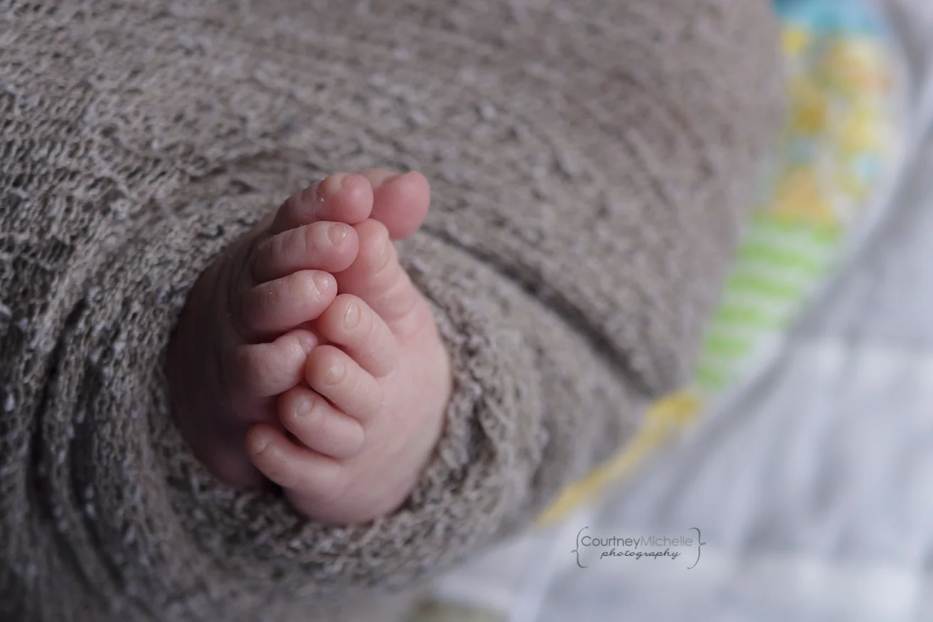 newborn-toes-chicago-newborn-oh-the-places-you'll-go©COPYRIGHTCMP-6108-edit.jpg