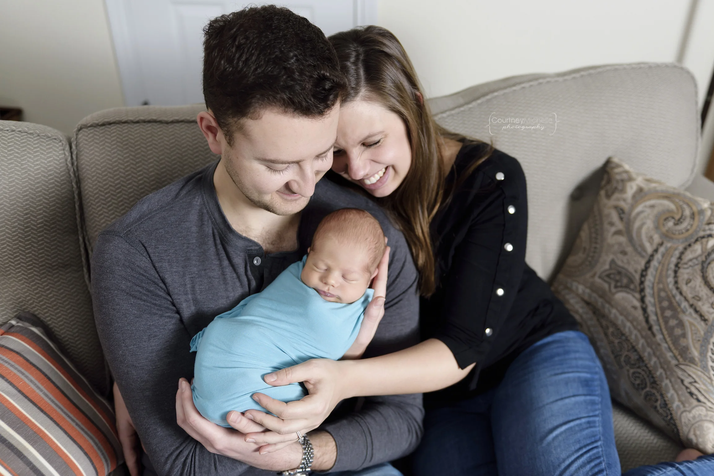 chicago-newborn-family-snuggling-on-couch©COPYRIGHTCMP-6155edit.jpg