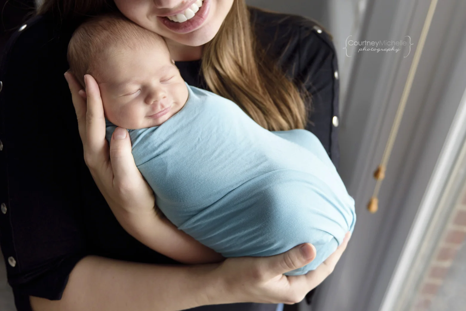 chicago-newborn-baby-and-mom-snuggling©COPYRIGHTCMP-6218edit.jpg