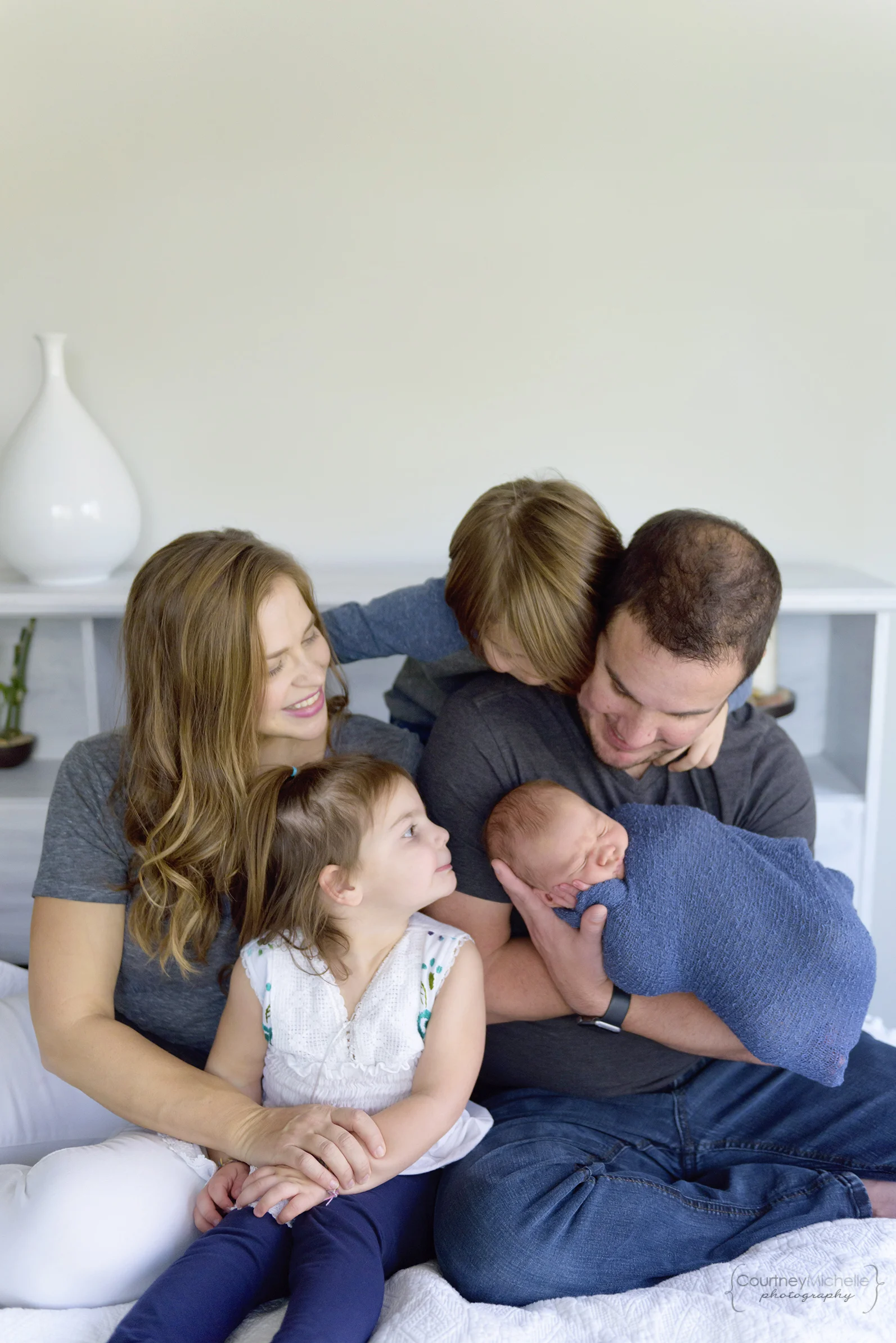madison-newborn-photography-family-snuggling-with-baby©COPYRIGHTCMP-miller2018-5820edit.jpg