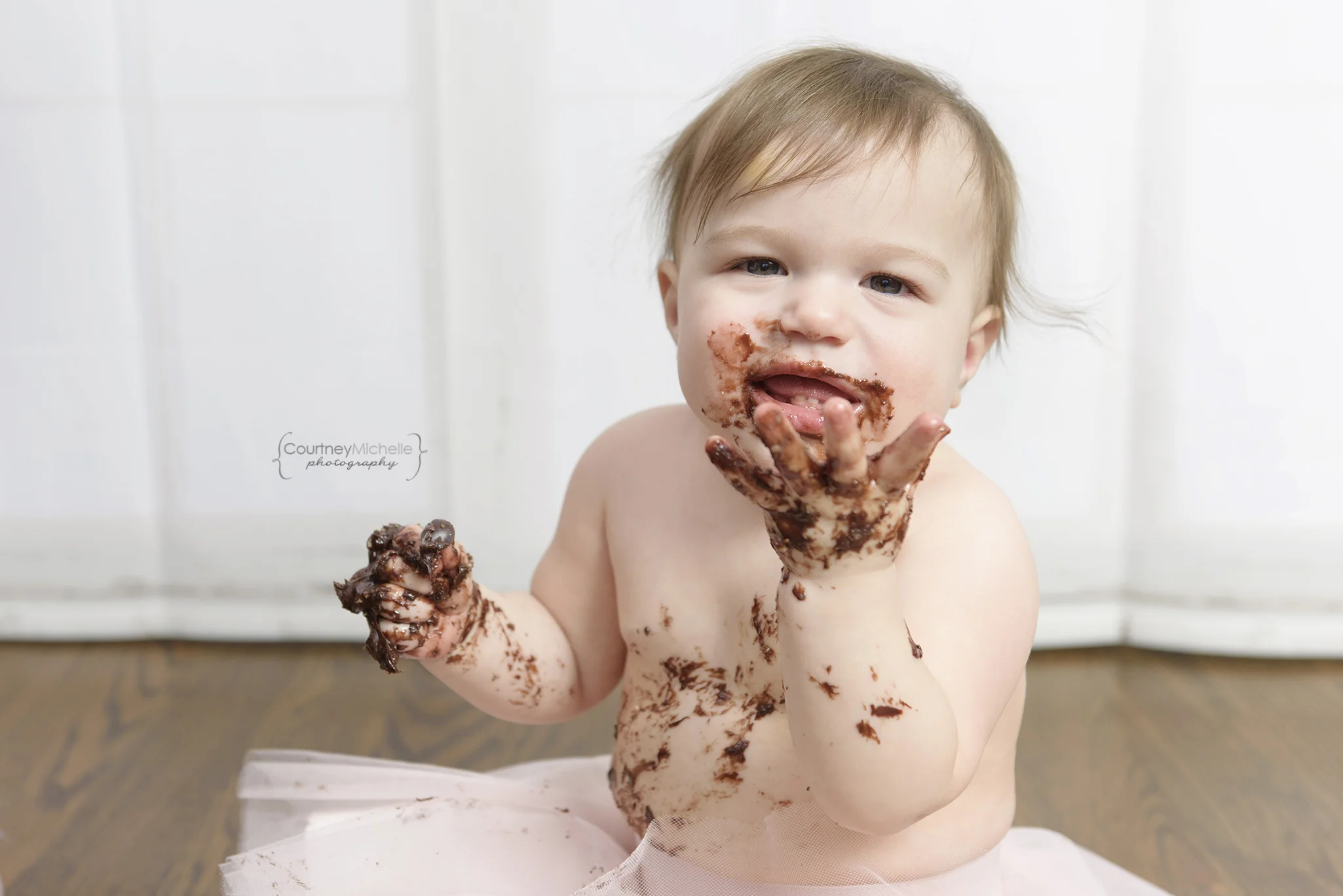 chicago-smash-cake-first-birthday-courtney-laper-frosting-fingers©COPYRIGHTCMP-2018-1554.jpg