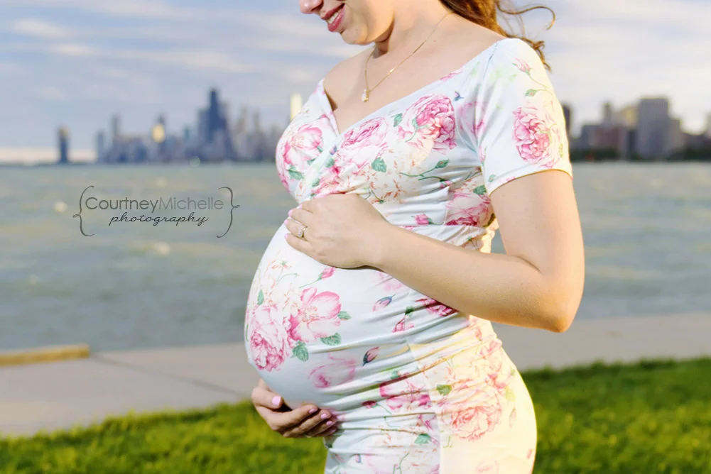 chicago-maternity-photo-session-montrose-harbor-chicago-skyline©COPYRIGHTCMP-Maternity-3092.jpg