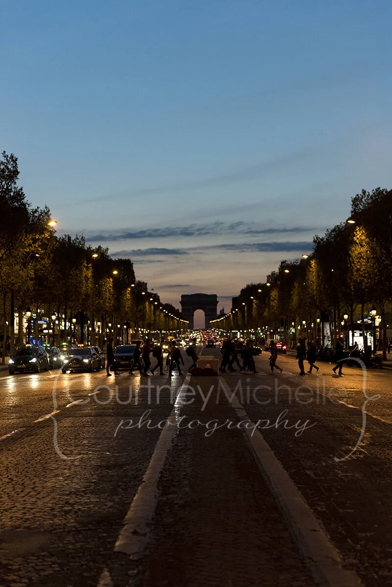 paris-champs-élysées-at-night