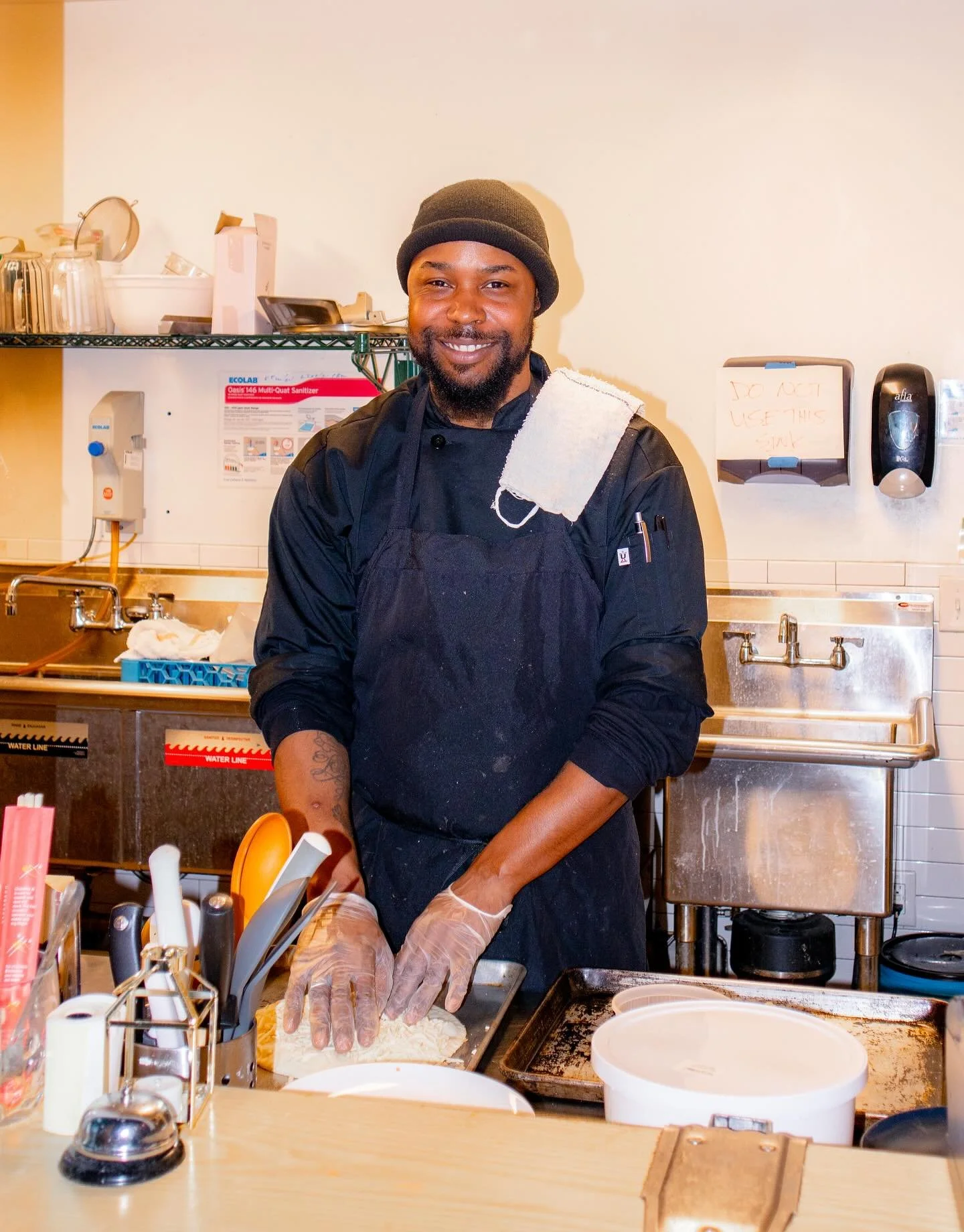 New Month, New Chef! 🍽️ Chef Sal @s.l_catering is back in the taproom for November serving up his deliciously comforting food! From flatbread pizzas to tacos and sliders, there&rsquo;s something for everyone on his menu (swipe to see). Swing by, gra