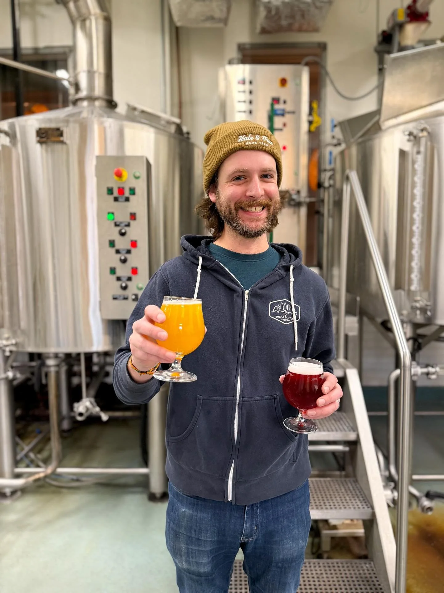 Kerry made you a Christmas present! Hitchbot took the shortest hiatus ever and is back in two iterations. 

The fan favorite, 🍊 OG Hitchbot a tangerine &amp; vanilla fruited sour and a new iteration, 🍒 Cherry Go Round a cherry fruited! Both are ava