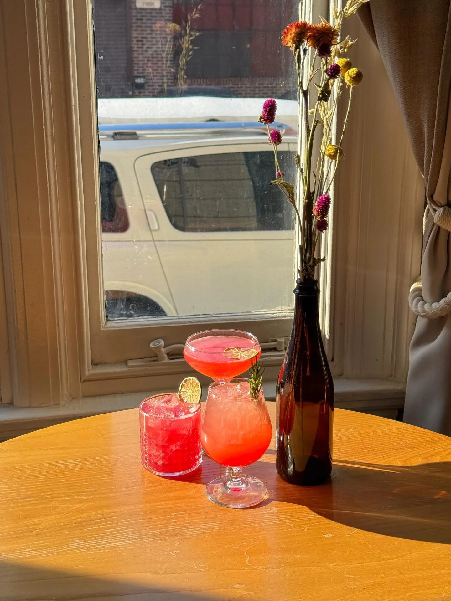 Love is in the cocktails! 💓Swing by the taproom with your Valentine and enjoy an array and festive V-Day drinks featuring with our house made cordials!

👩&zwj;❤️&zwj;💋&zwj;👩TBB Pomegranate Margarita - Tequila, Pomegranate, Triple Sec, Lime.

💖 T