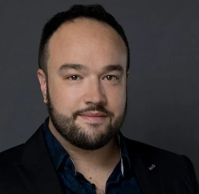 Derrek Stark Headshot 2019.jpg