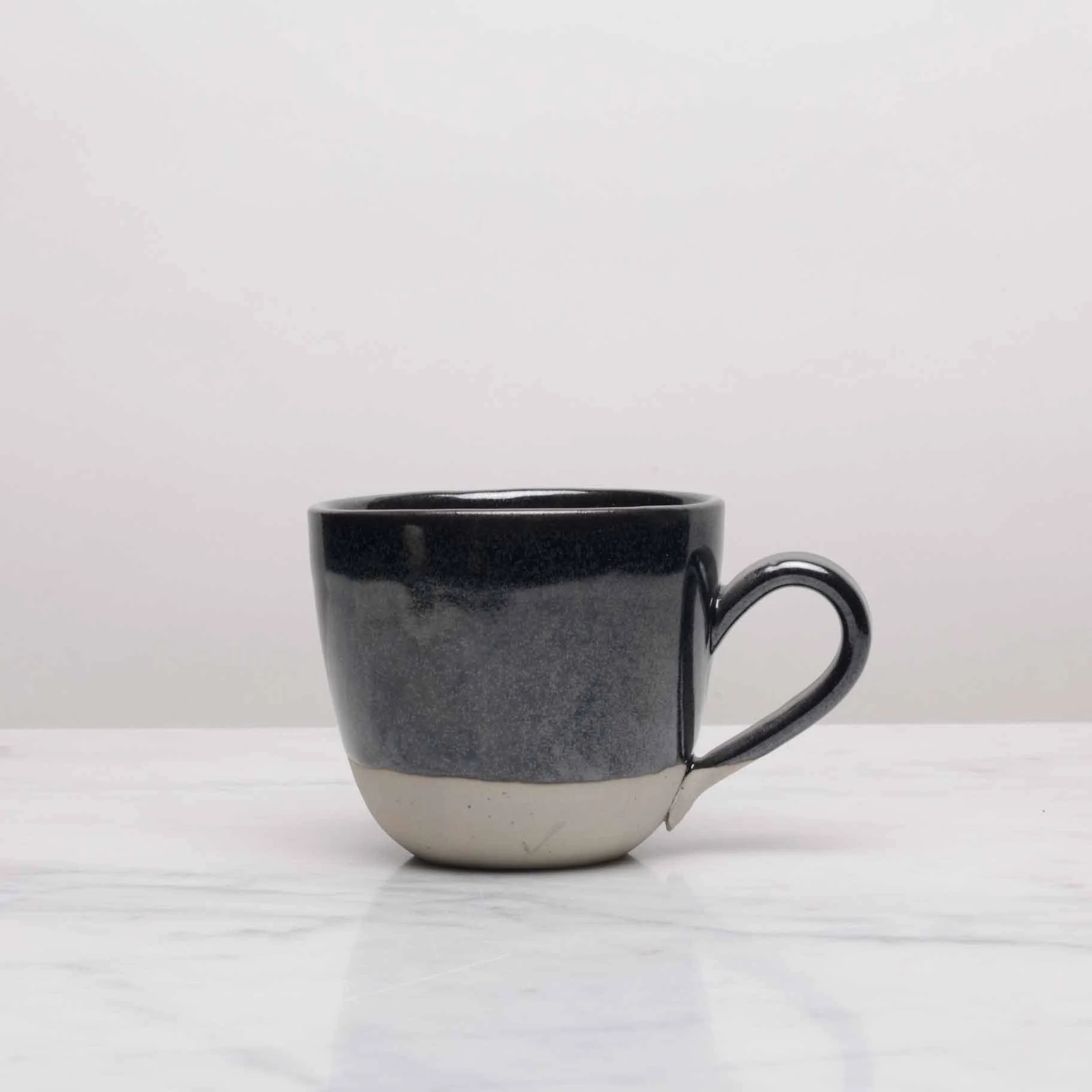 Mug: rounded bottom: Black