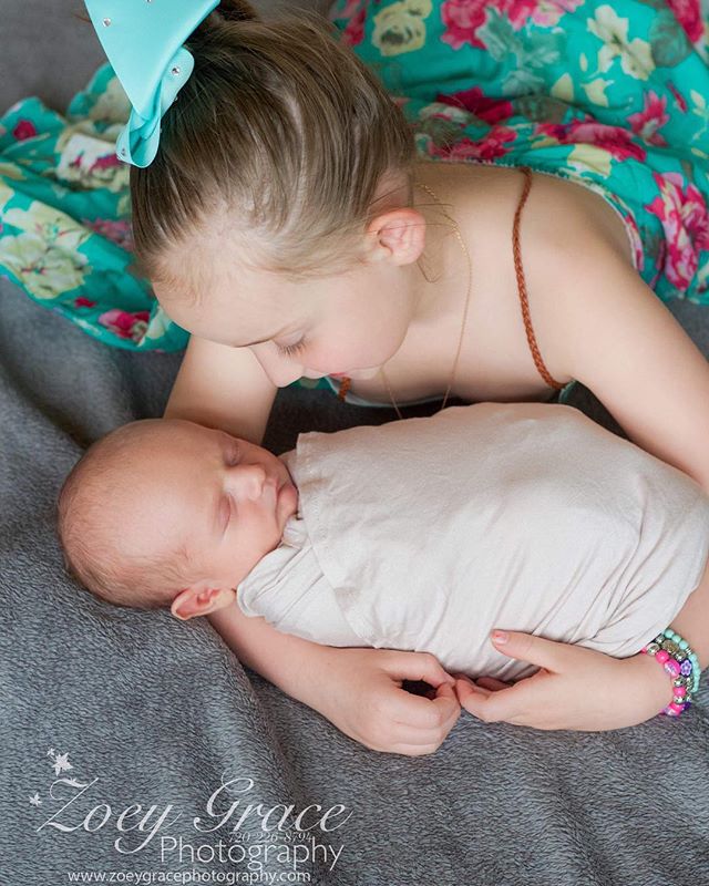 Adorable sibling love π
.
Book your newborn session today! Send us a message or check out the website for more info! Link on the bio β¬οΈ
