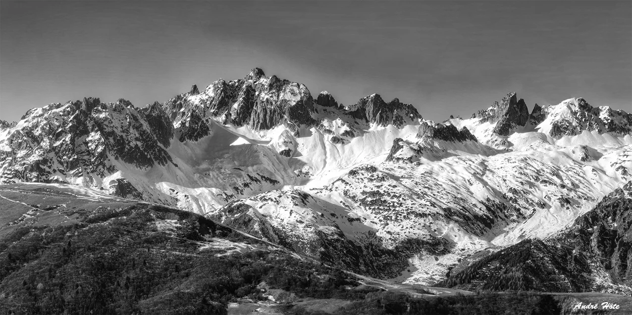 Chaîne_Lauzière_neige_N&B
